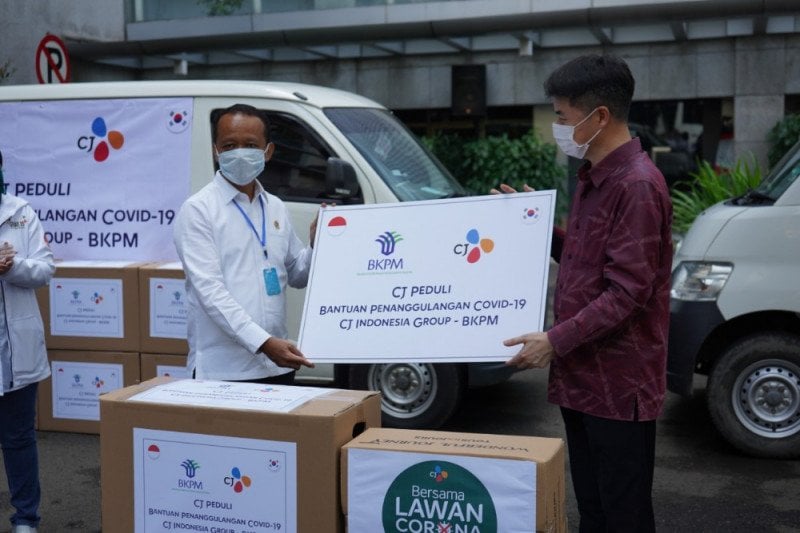 Dokumentasi. Kepala BKPM Bahlil Lahadalia (kiri) dan President Director CJ Indonesia Shin Hee-Sung (kanan) dalam penyerahan donasi.