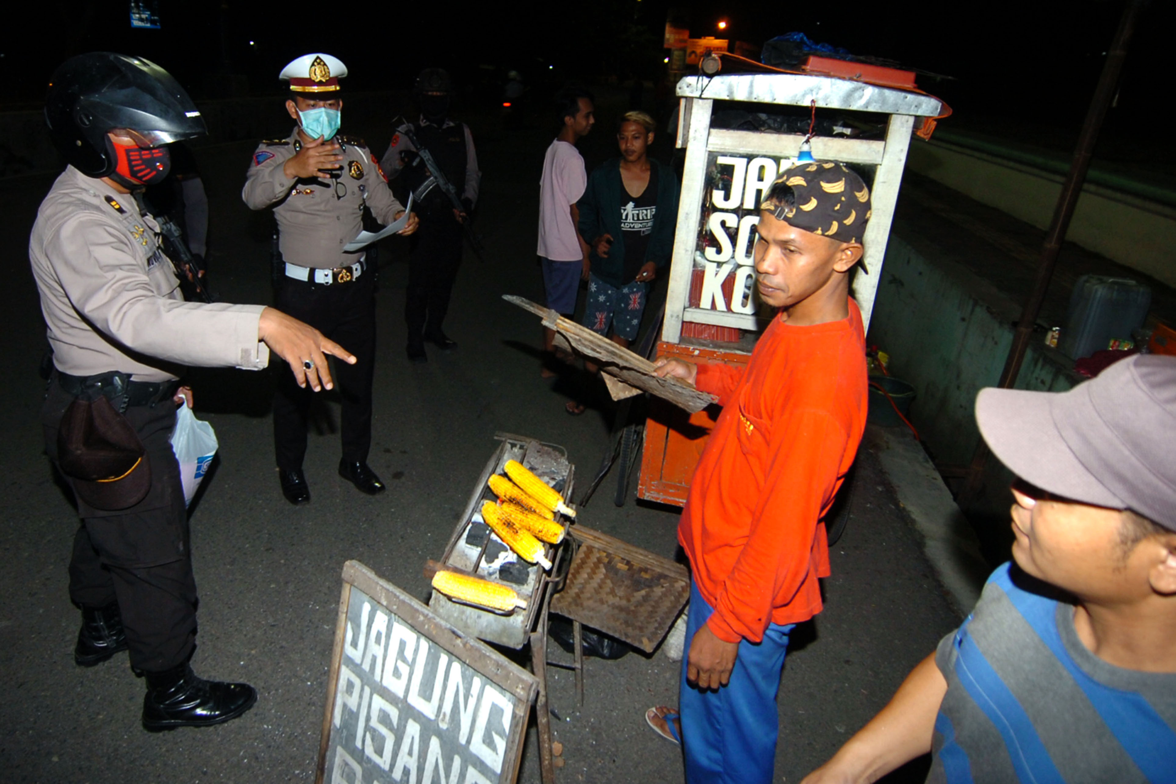 Polisi melakukan patroli untuk menegakkan jarak sosial di tengah pandemi Covid-19 di Kabupaten Tegal