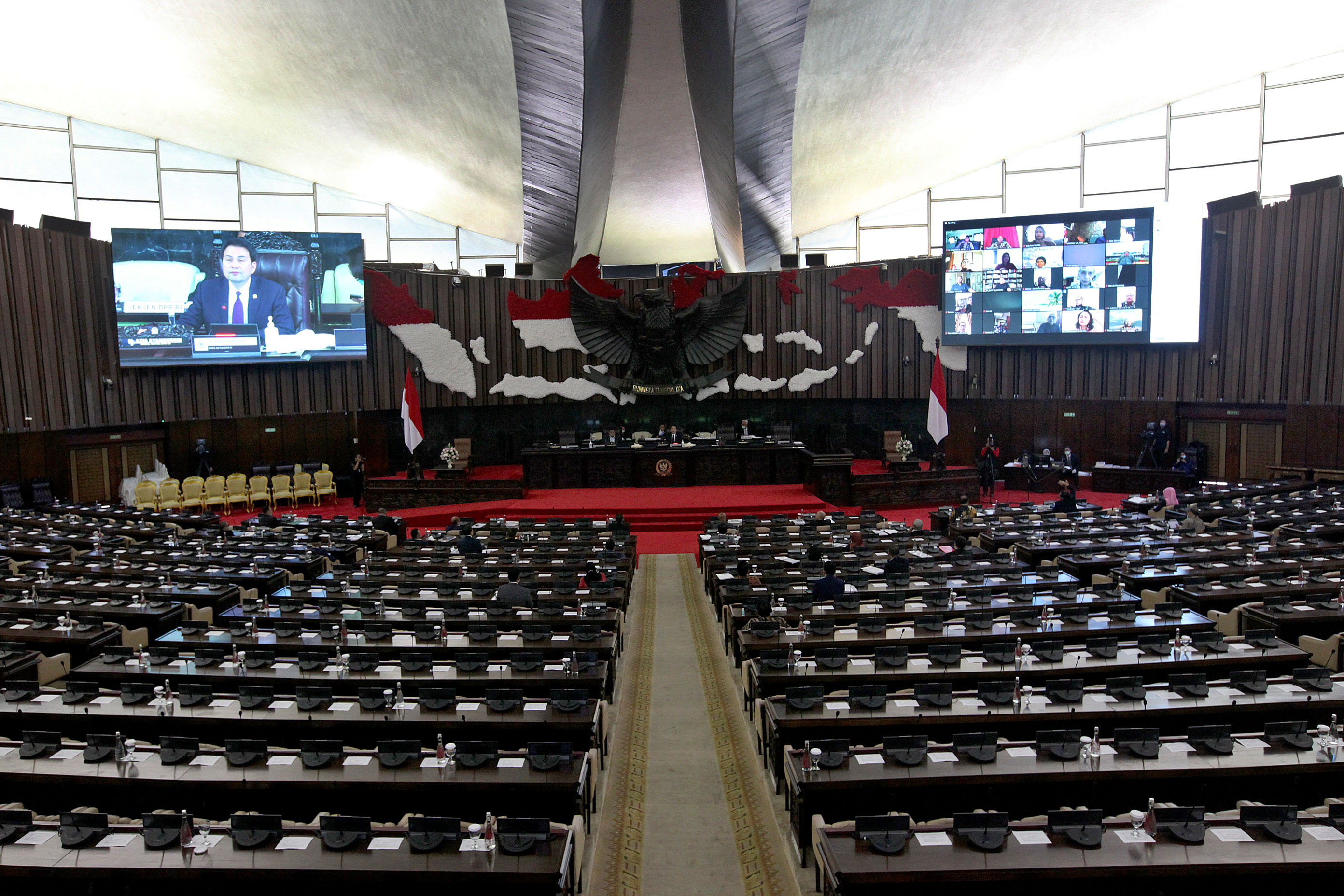 Rapat paripurna DPR yang dilakukan secara virtual di DPR, Jakarta, Kamis (2/4).
