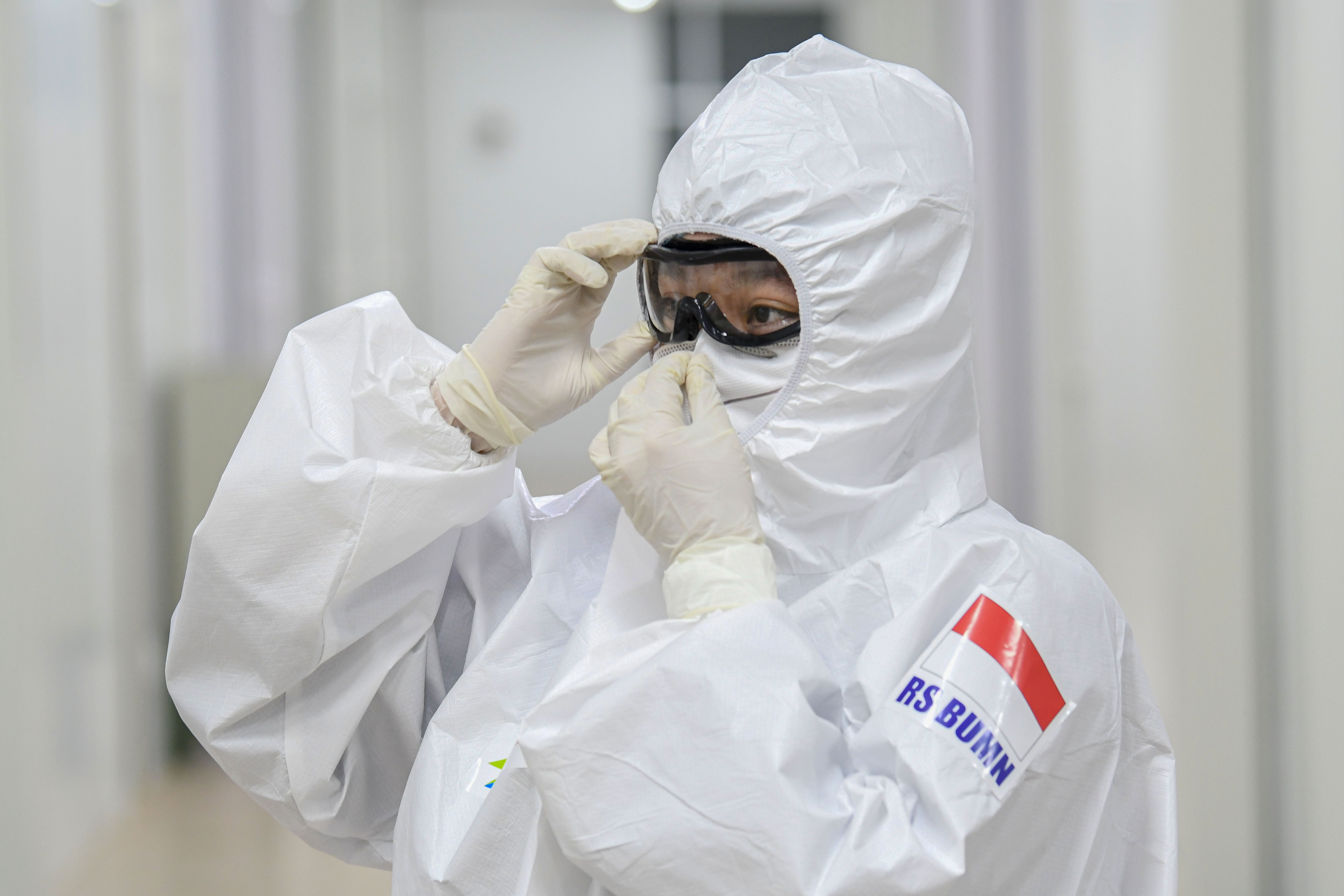 Dokter membetulkan posisi kacamata pelindung di Rumah Sakit Pertamina Jaya, Cempaka Putih, Jakarta, Senin (6/4/2020). 