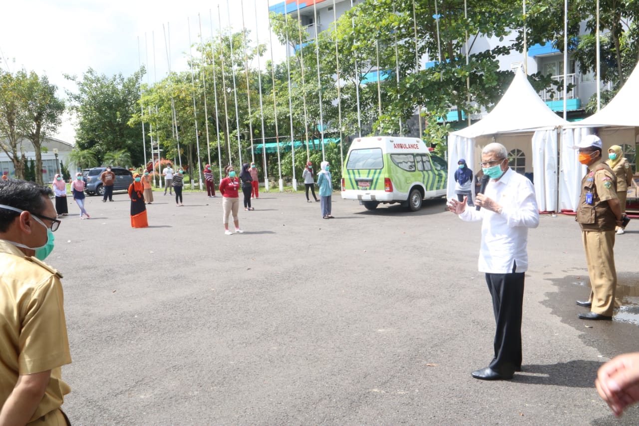 Wakil Gubernur Sumsel Mawardi Yahya (berbaju putih) saat menyampaikan persiapan PSBB Kota Palembang, Rabu (22/4/2020).