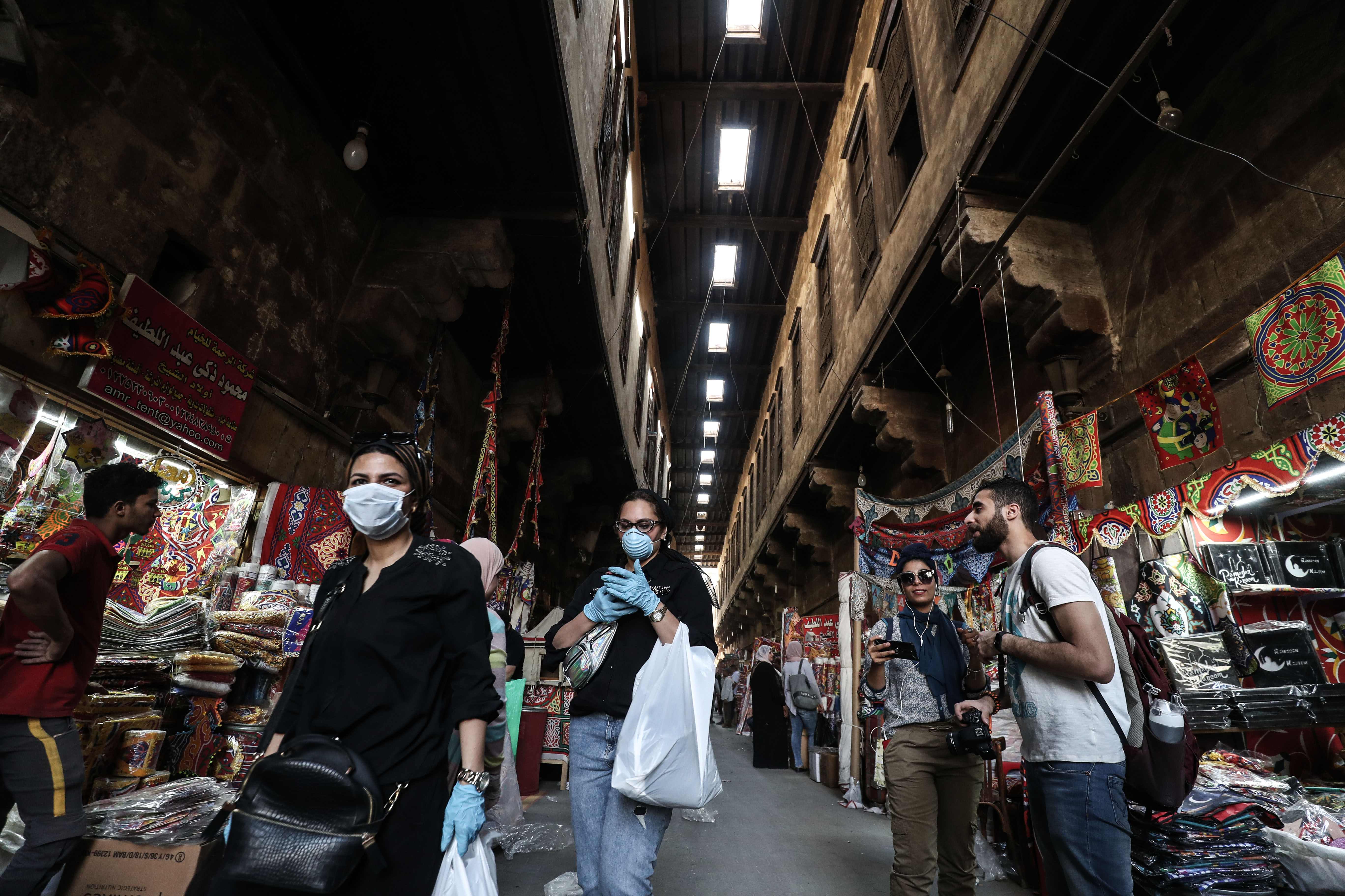 Warga Mesir berbelanja di Jalan Khayamiya yang beratap di kota tua Kairo, ibu kota Mesir, Minggu (19/4).
