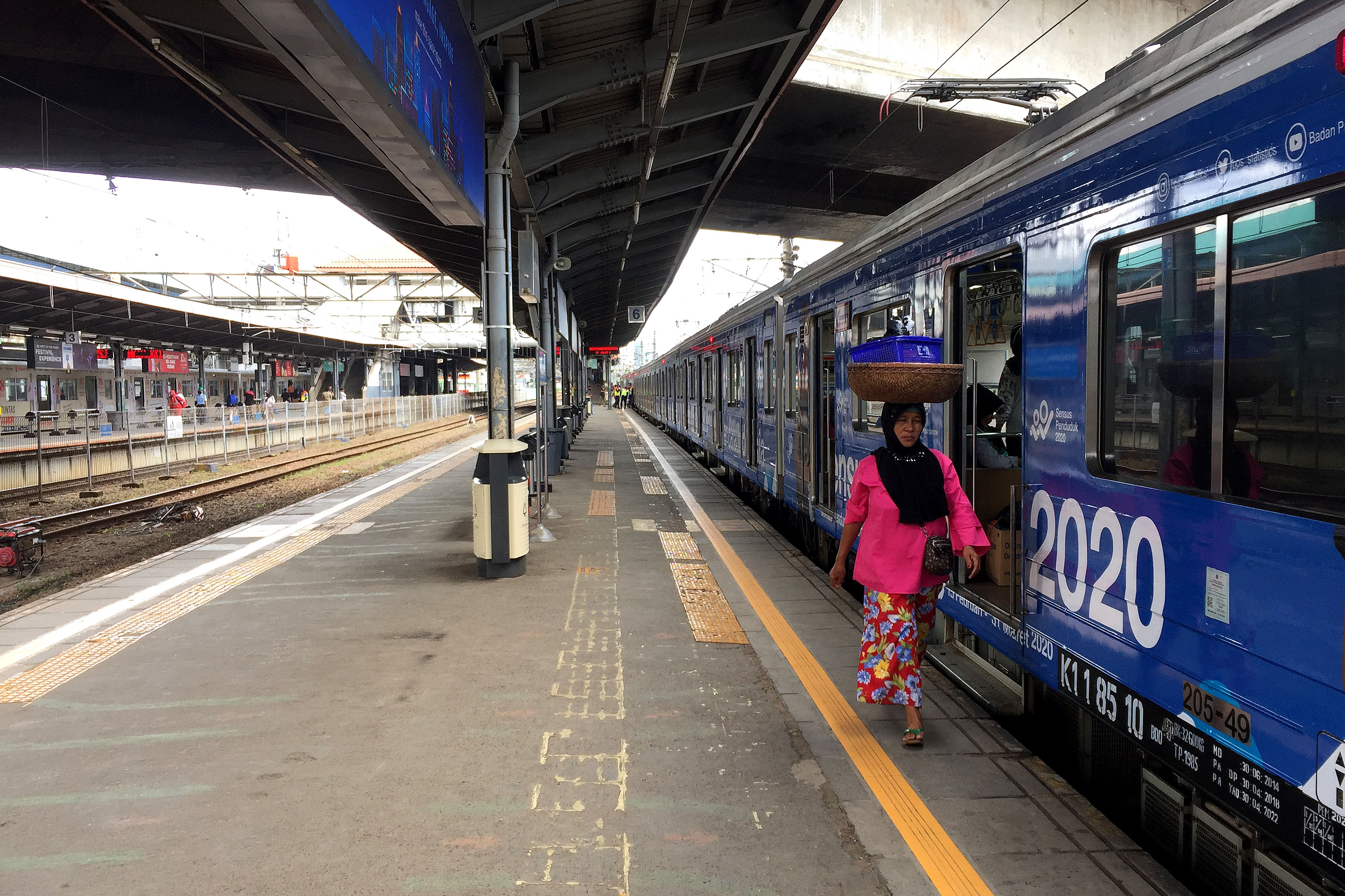Suasana di Stasiun Tanah Abang yang sepi pada 2 April 2020
