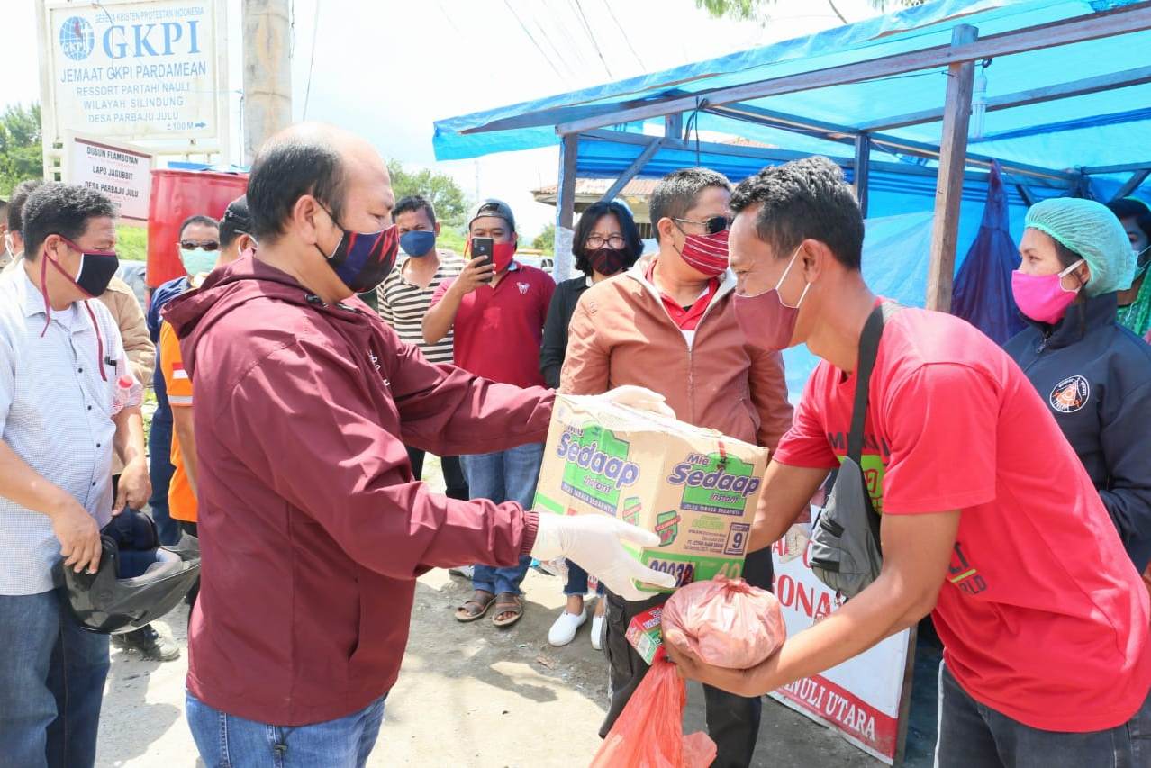 Bupati Tapanuli Utara Nikson Nababan (kiri)