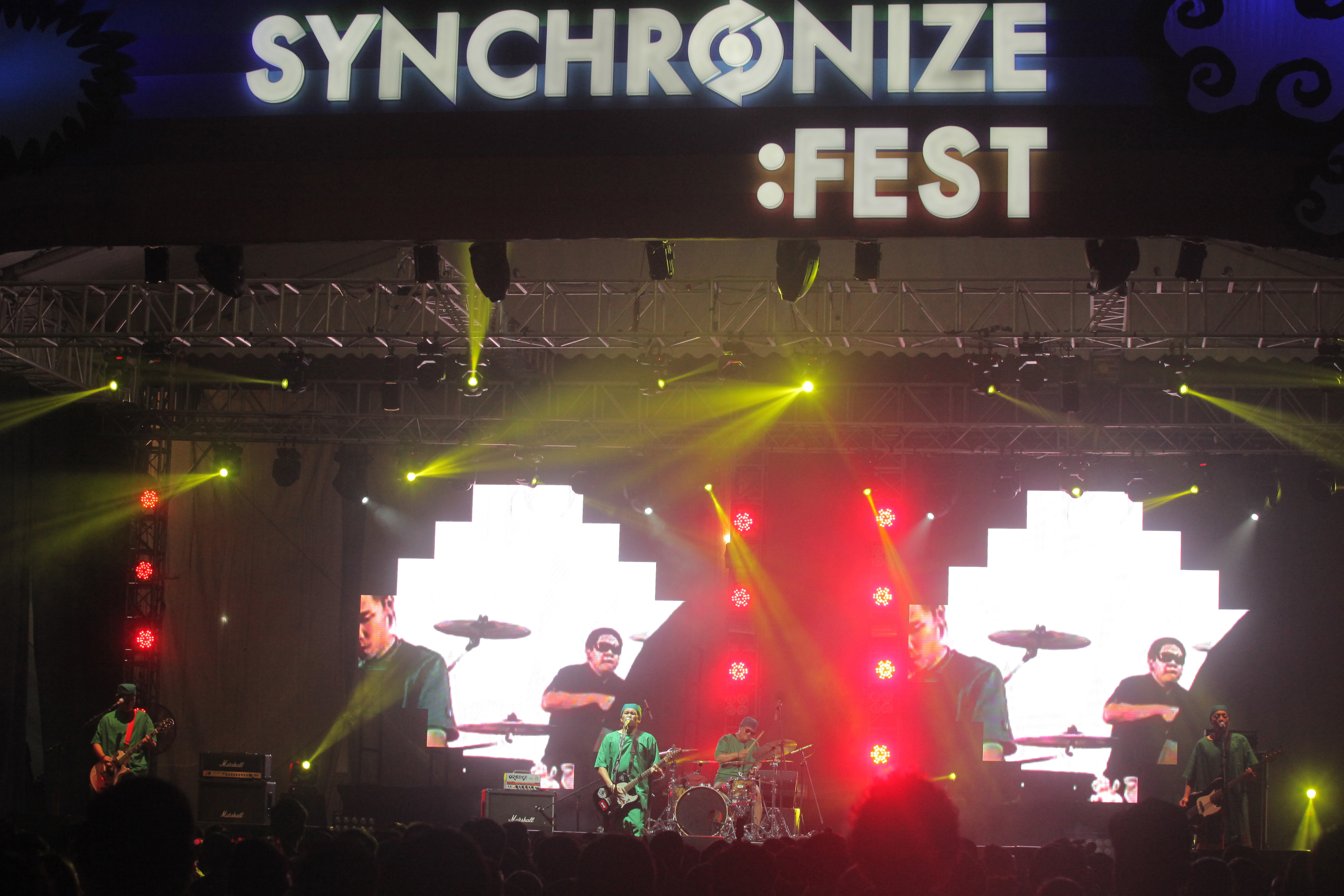 Grup band Rocket Rockers tampil pada acara Synchronize 2017 di JIXPO Kemayoran, Jakarta.