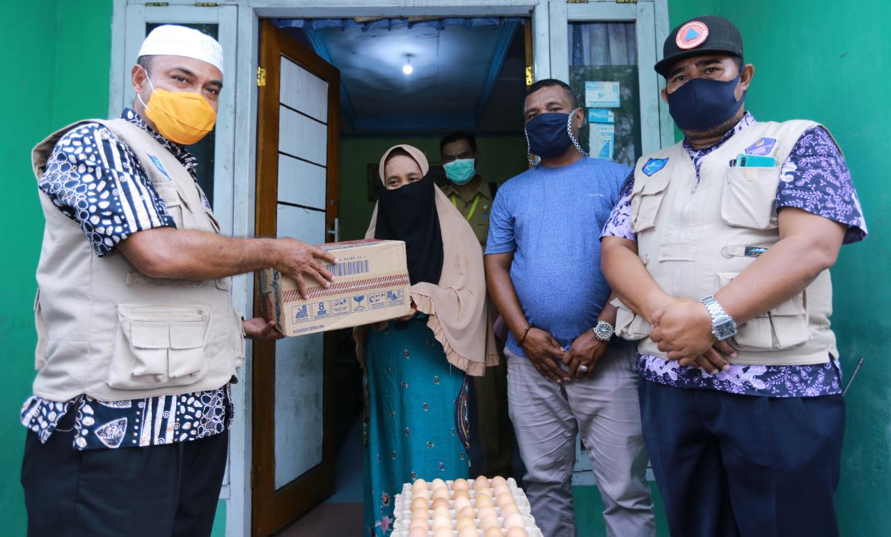 Gugus Tugas Penanganan Covid-19 Kota Ternate memberikan bantuan sembako kepada keluarga terdampak covid-19, Senin (20/4/2020).