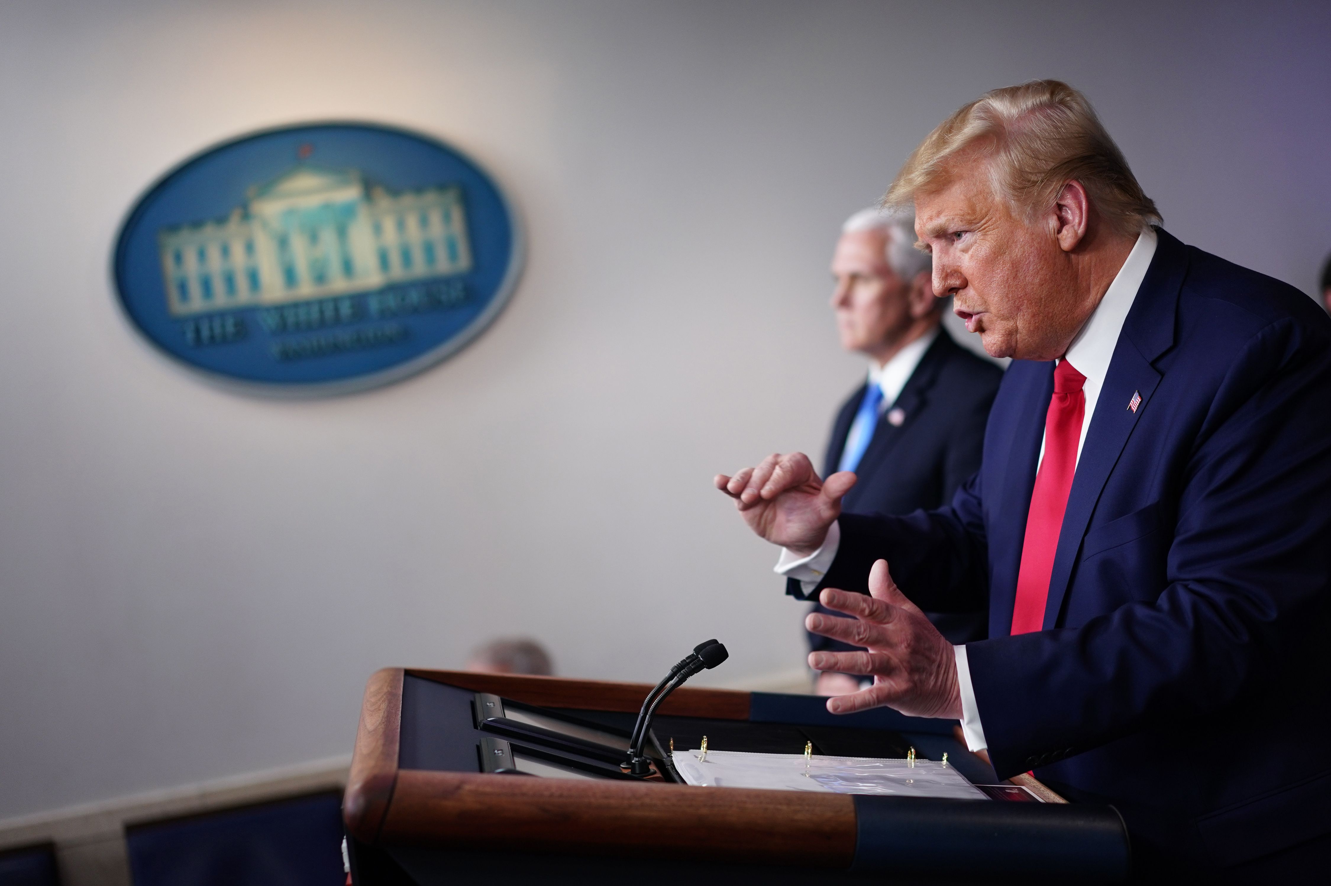 Presiden AS, Donald Trump, memberikan pengarahan rutin terkait pandemi covid-19 di Gedung Putih.