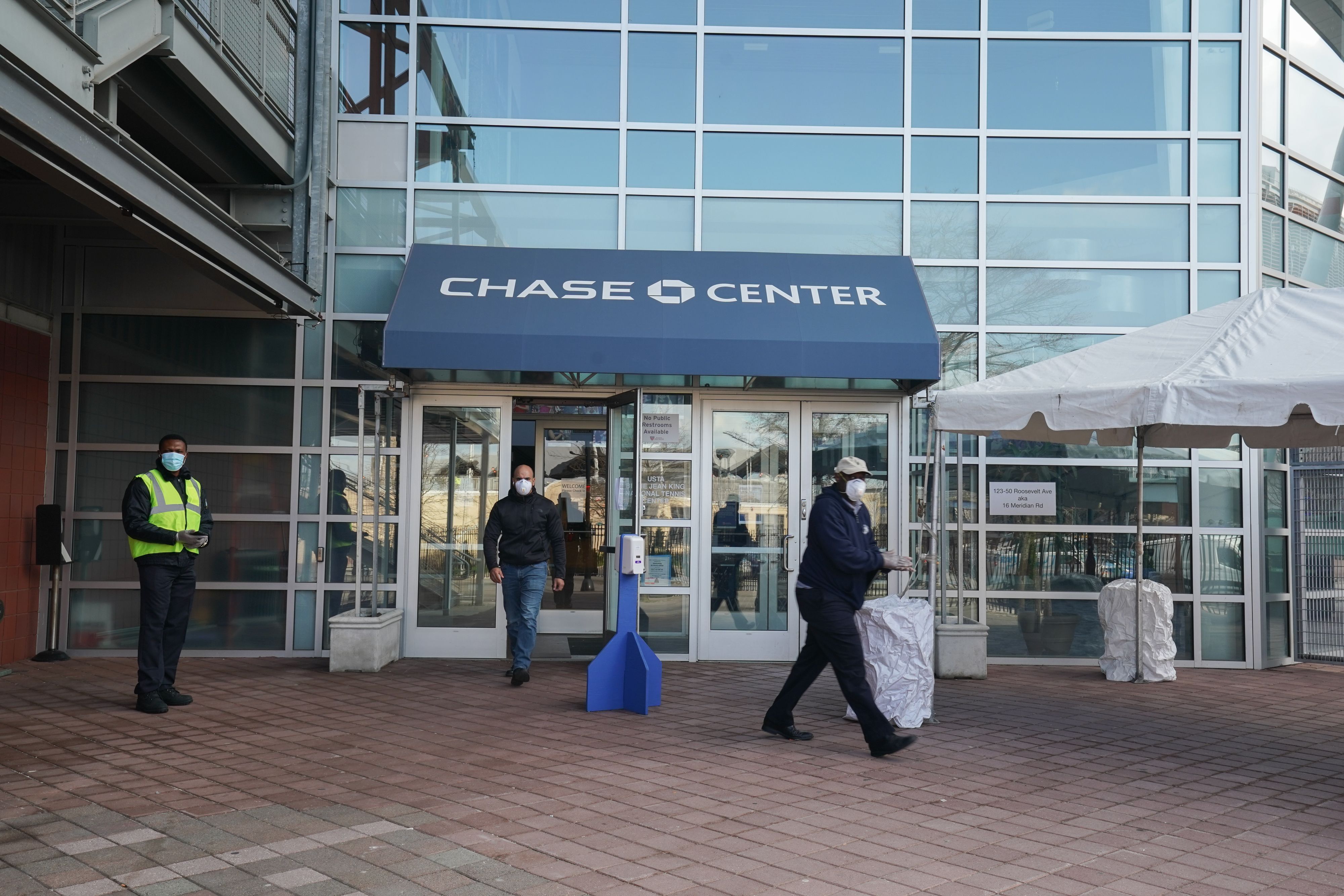 Pekerja meninggalkan rumah sakit darurat yang didirikan di kantor Tenis AS di Queens, New York, Amerika Serikat.