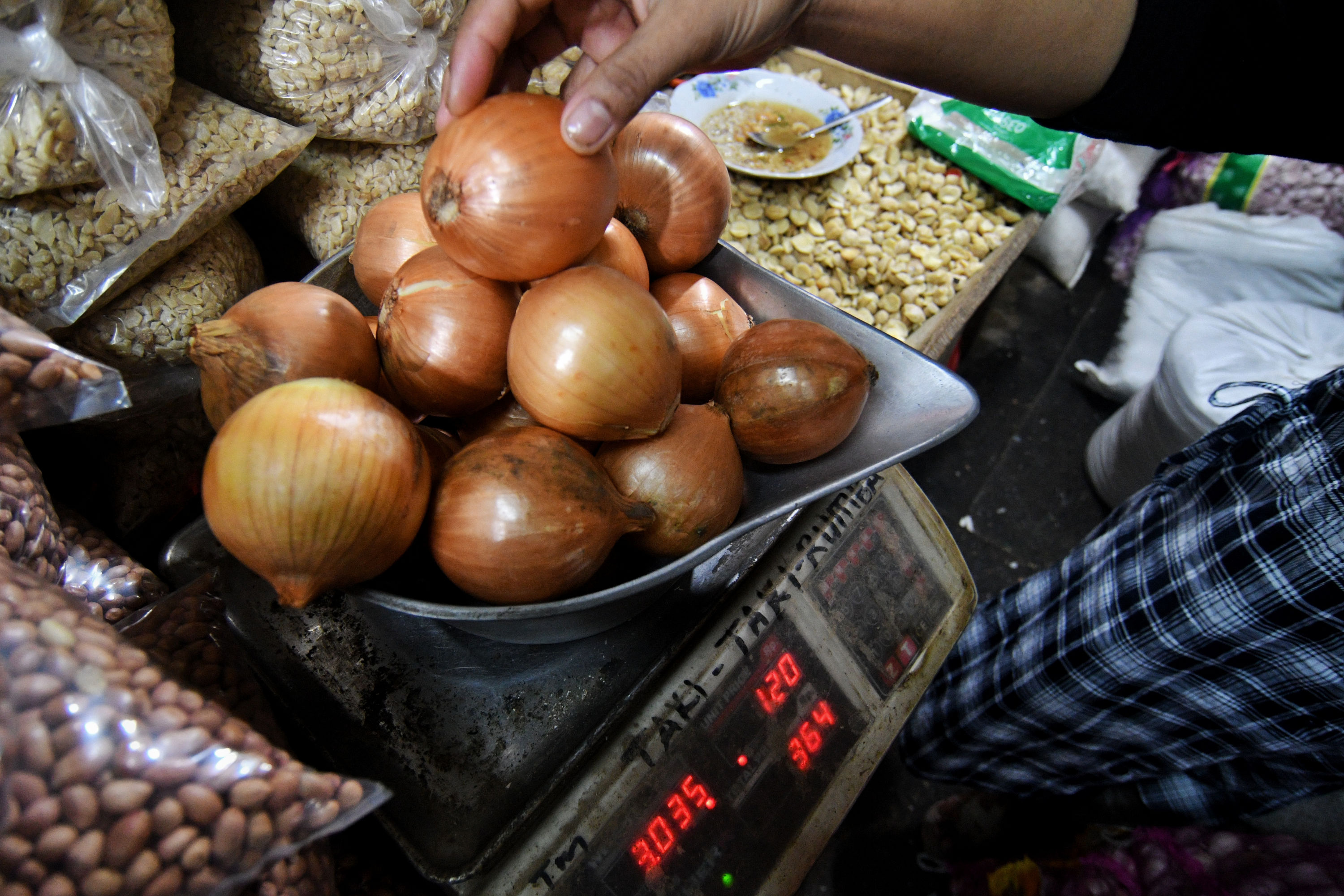 Pedagang menyiapkan bawang bombay untuk dijual di Pasar Induk Kramat Jati, Jakarta, Kamis (12/3). 