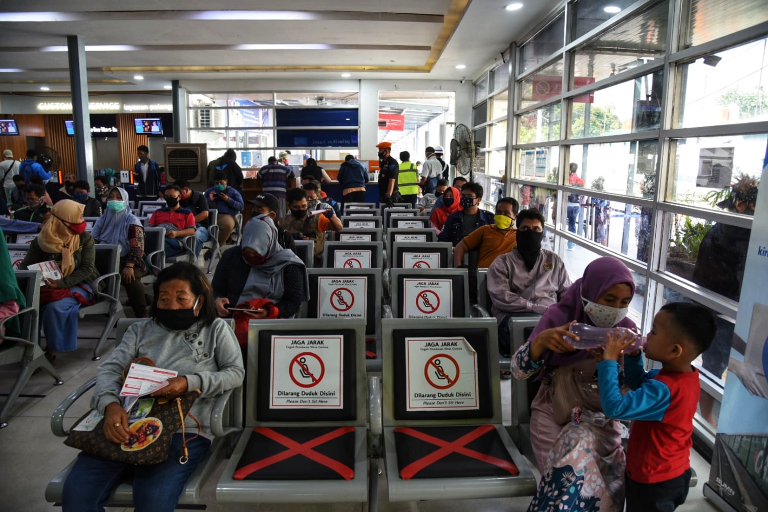 Ratusan penumpang mengantre membatalkan tiket Kereta Api diStasiun Pasar Senen, Jakarta