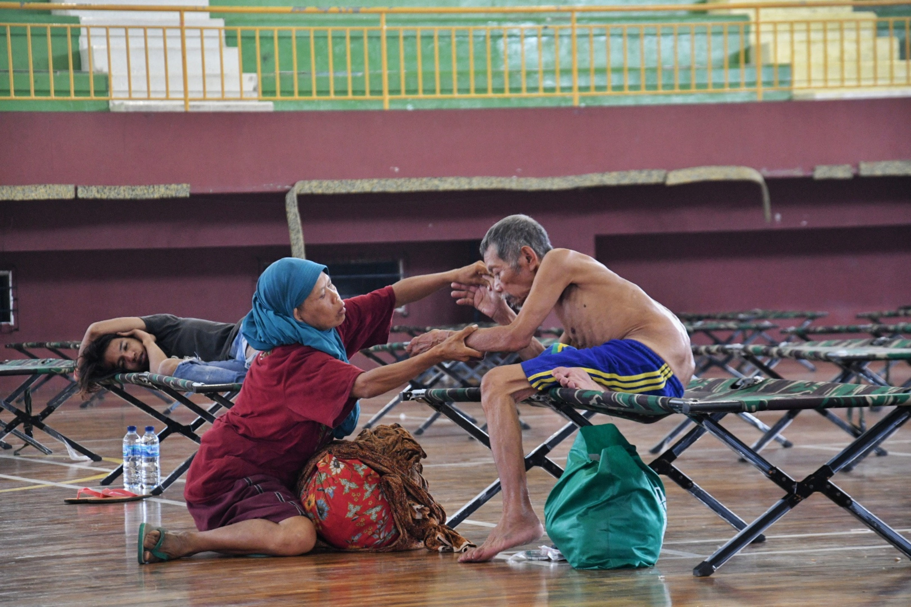 Sejumlah tunawisma beraktivitas di GOR Ciracas, Jakarta, Selasa (28/4).