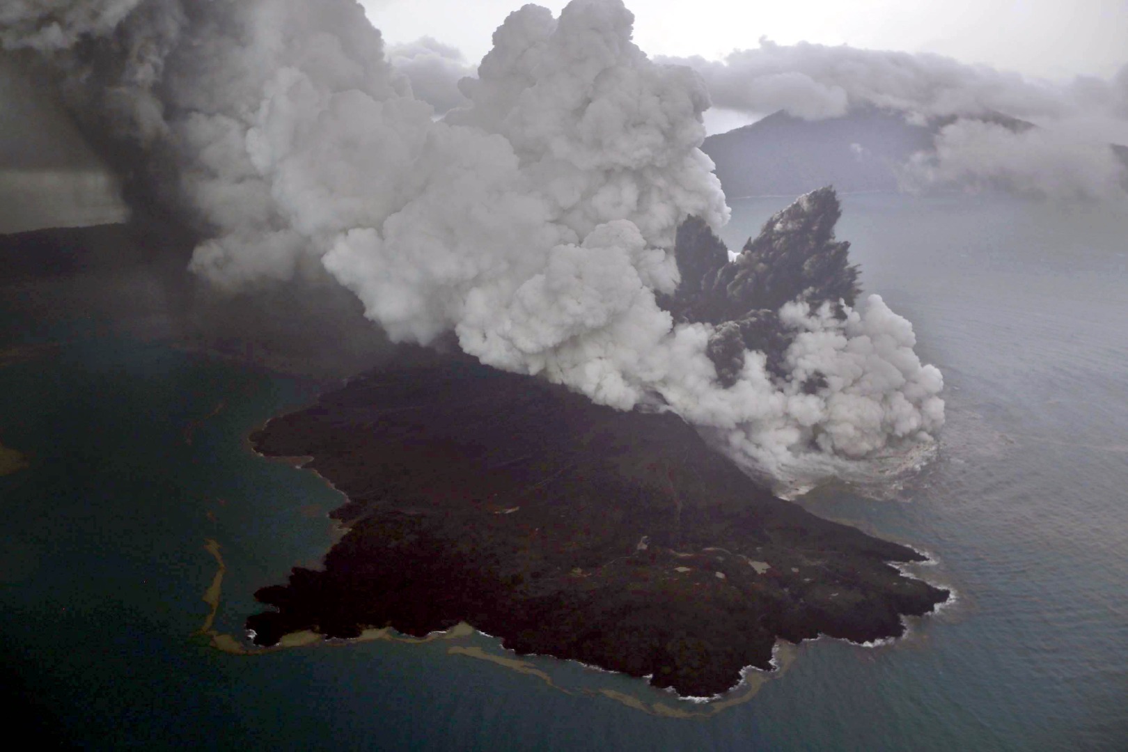  Foto udara letusan Gunung Anak Krakatau pada 2018.