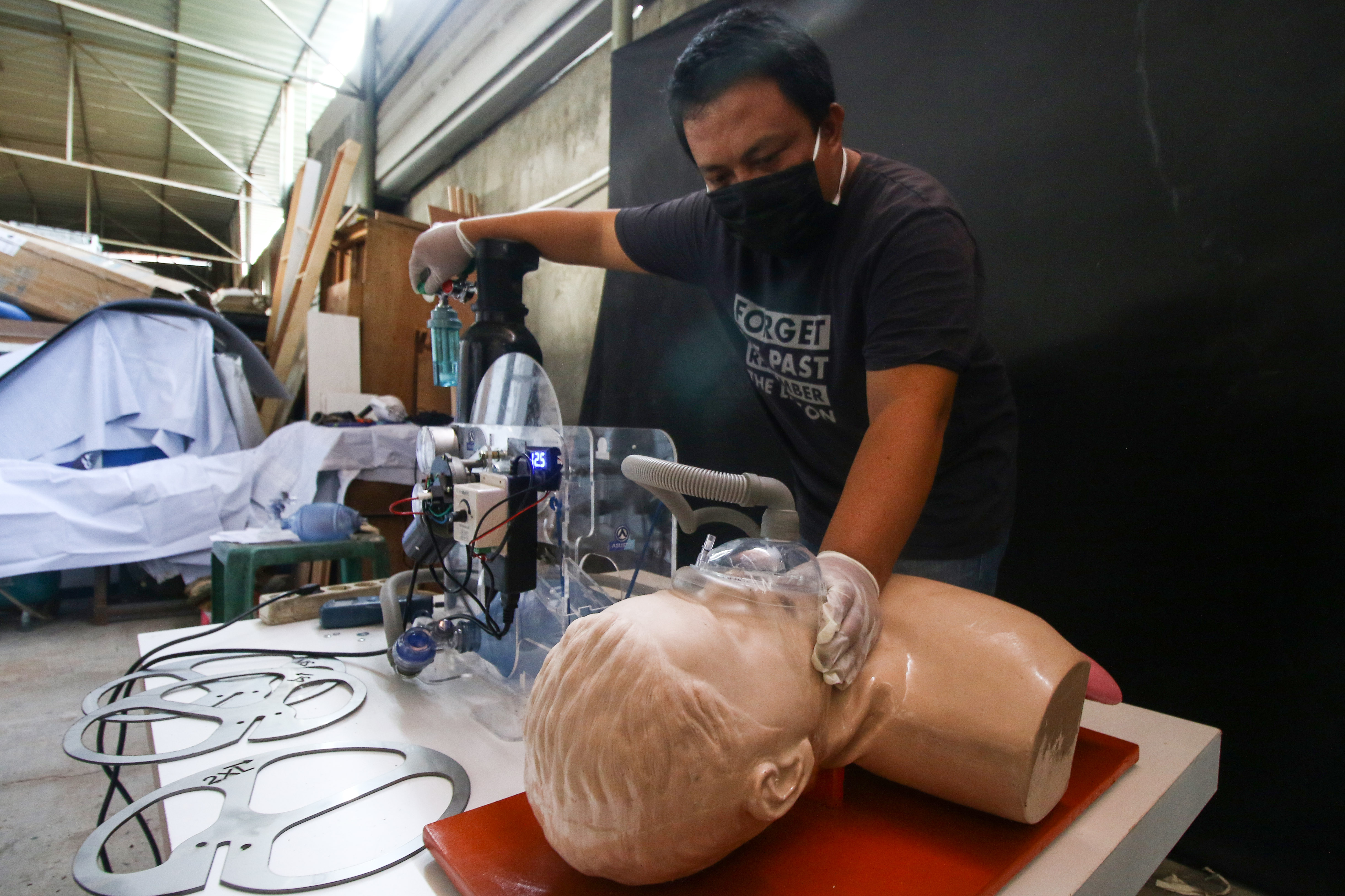 Pelaku UMKM di Kebayoran Lama, Jakarta Selatan memproduksi ventilator