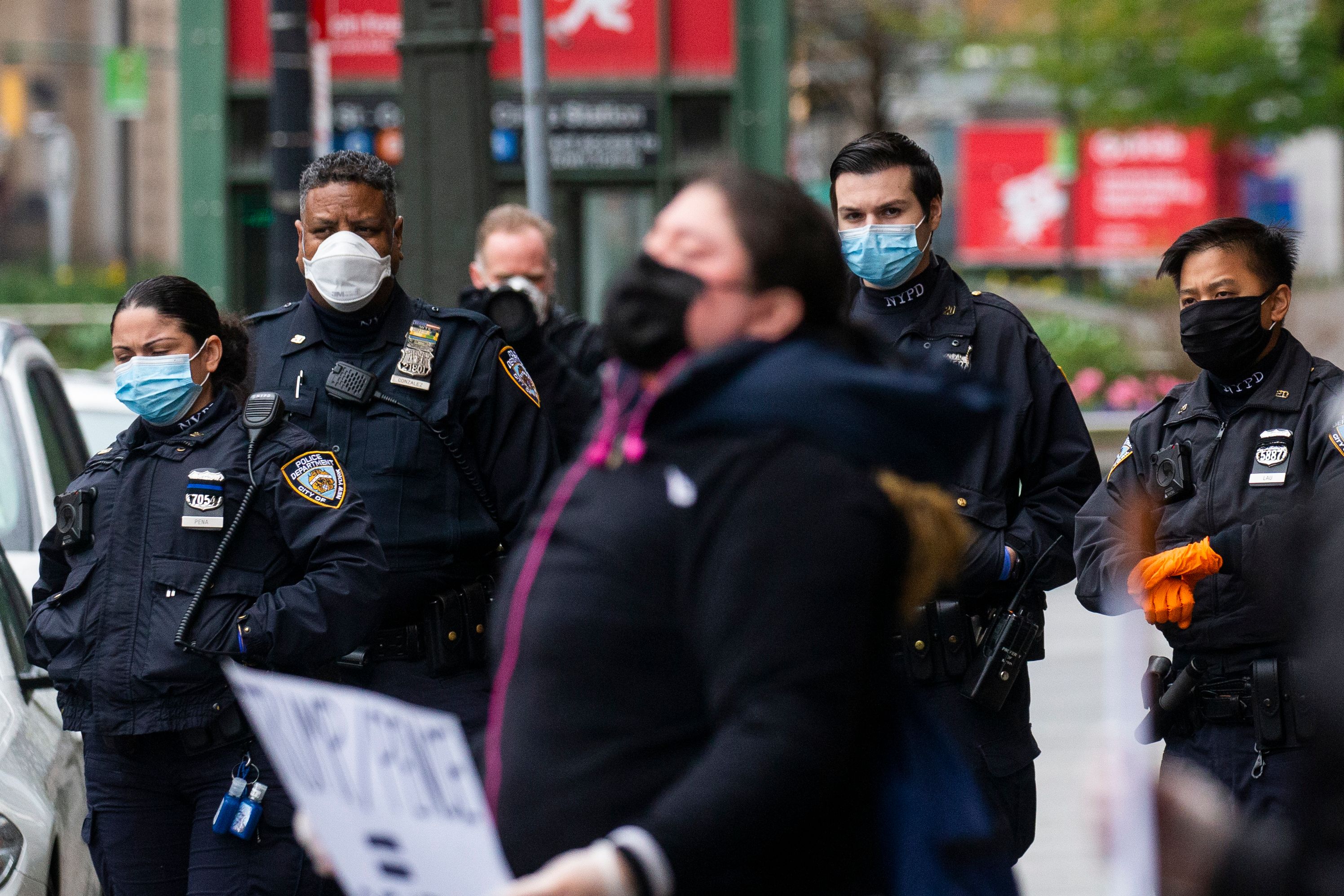Polisi New York mengawasi aksi demonstrasi anti-Trump di depan Trump International Hotel, New York.
