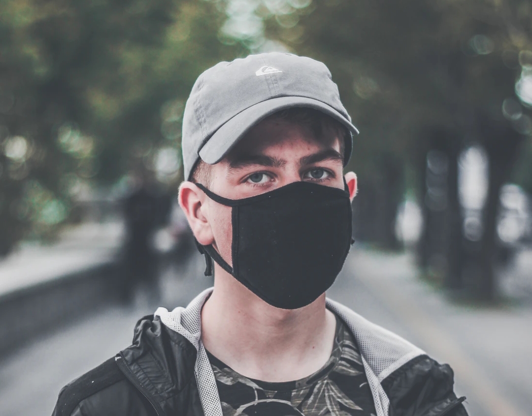 WHO merekomendasikan pencucian masker kain dengan deterjen dan air bertemperatur 60 derajat celcius.