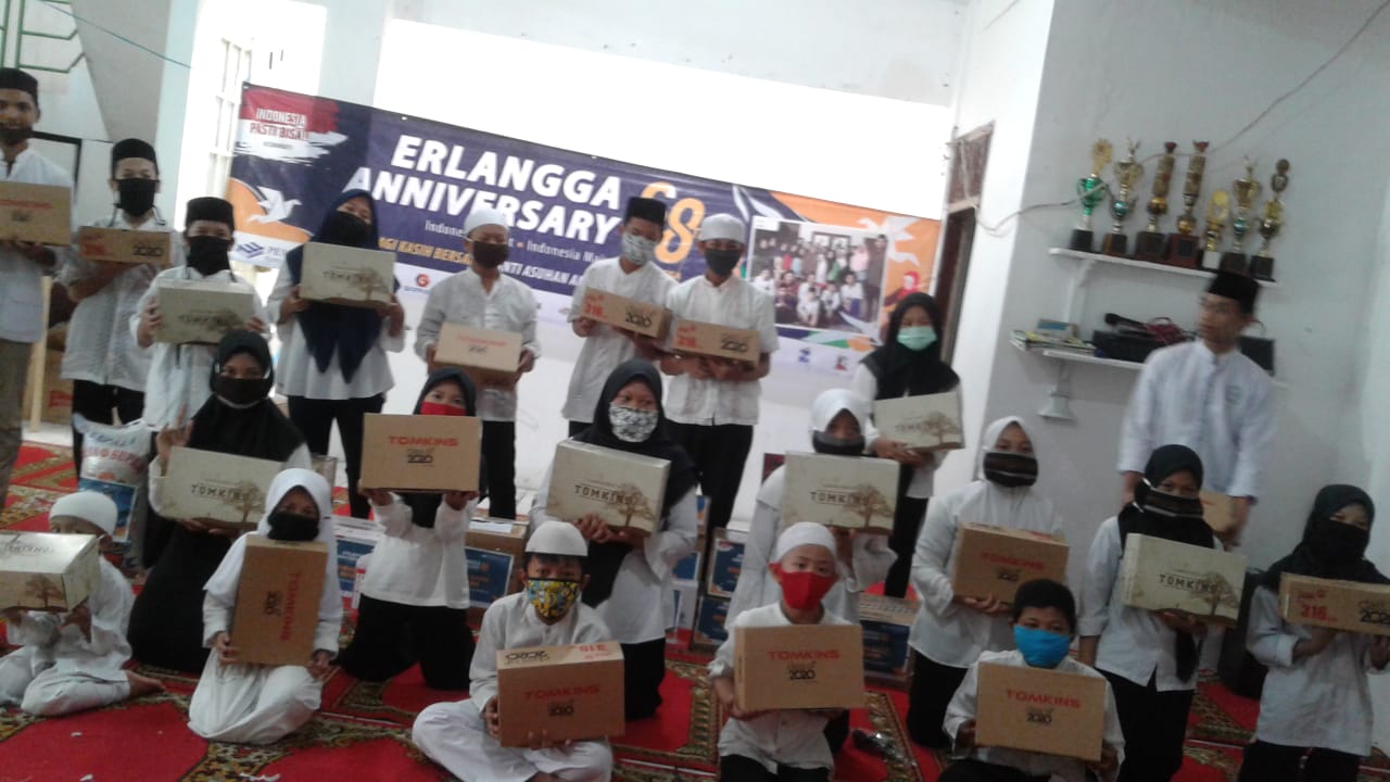 Kegiatan berbagi kasih merupakan rangkaian hari jadi yang ke-68 Penerbit Erlangga yang jatuh pada 30 April.