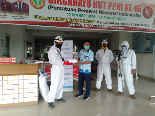 Putra Presiden Joko Widodo, Gibran Rakabuming Raka, menyerahkan bantuan berupa alat pelindung diri (APD) untuk dokter dan paramedis,