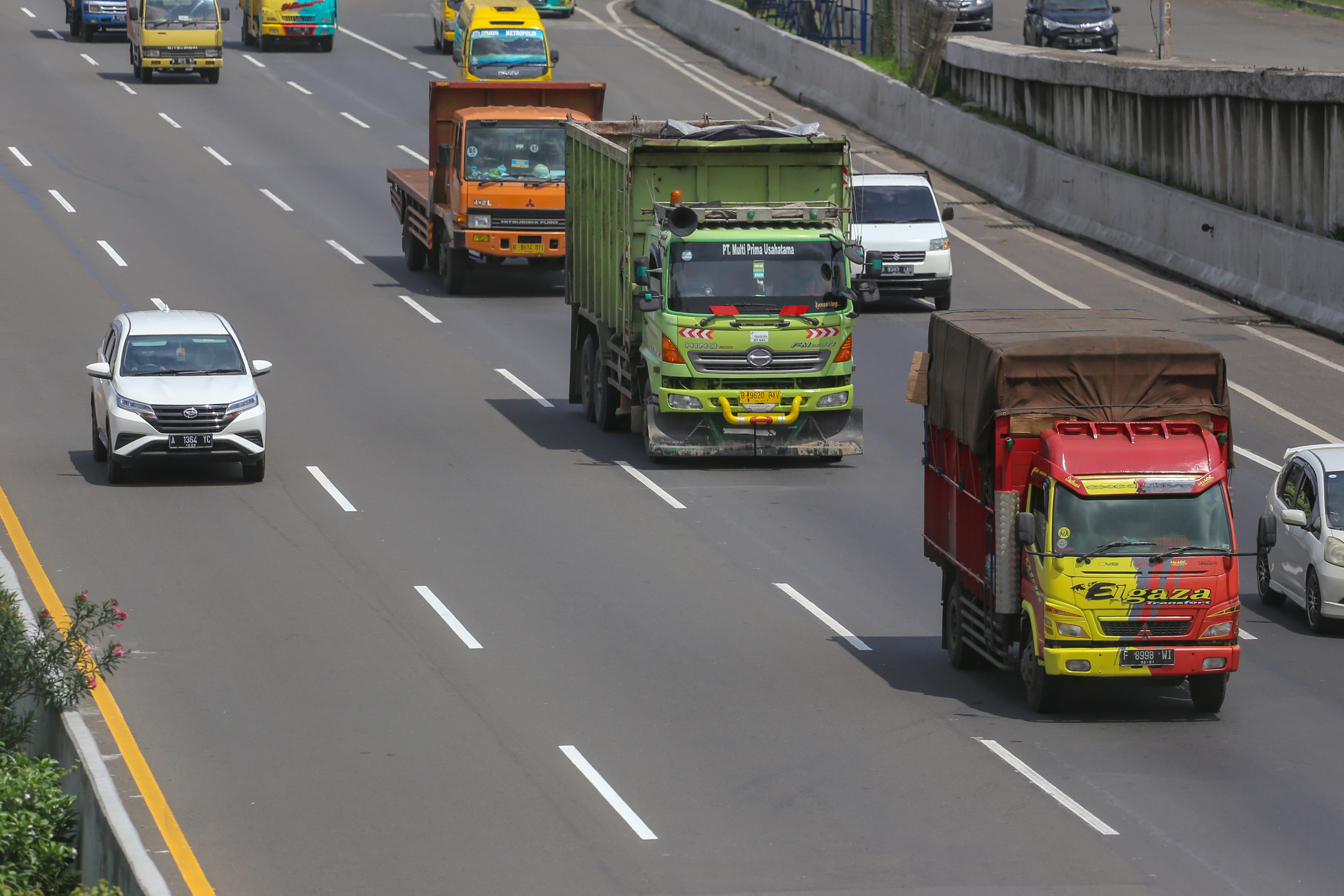 Sejumlah truk melintas di ruas tol Jakarta-Tangerang, Kota Tangerang, Banten.