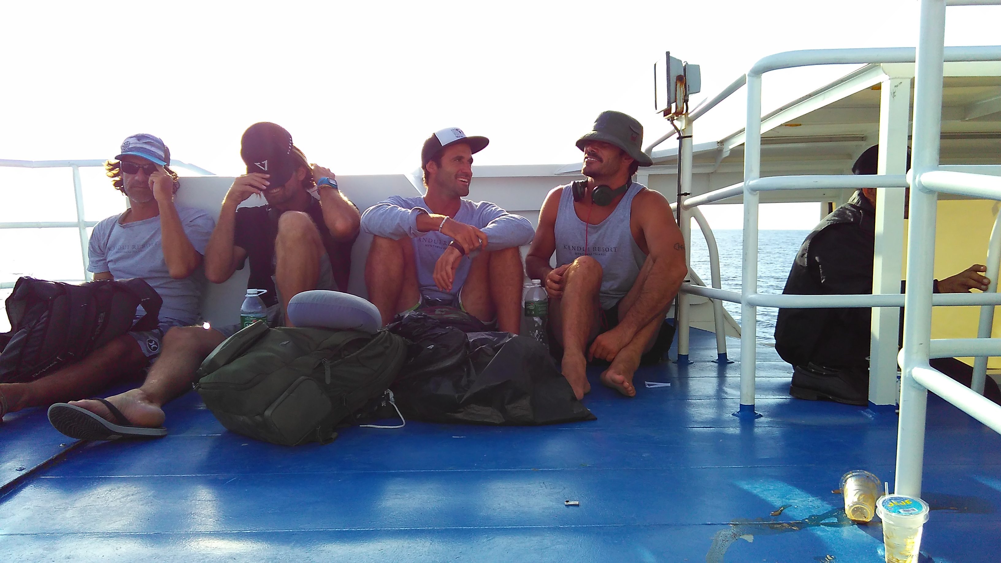  Peselancar sedang menumpang kapal Mentawai Fast untuk kembali ke Padang.