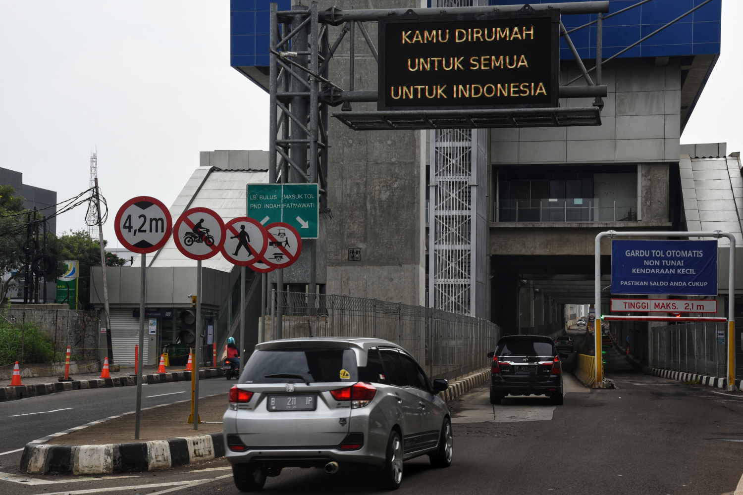 Dilarang mudik ditulis di papan informasi jalan tol di kawasan Fatmawati, Jakarta Selatan