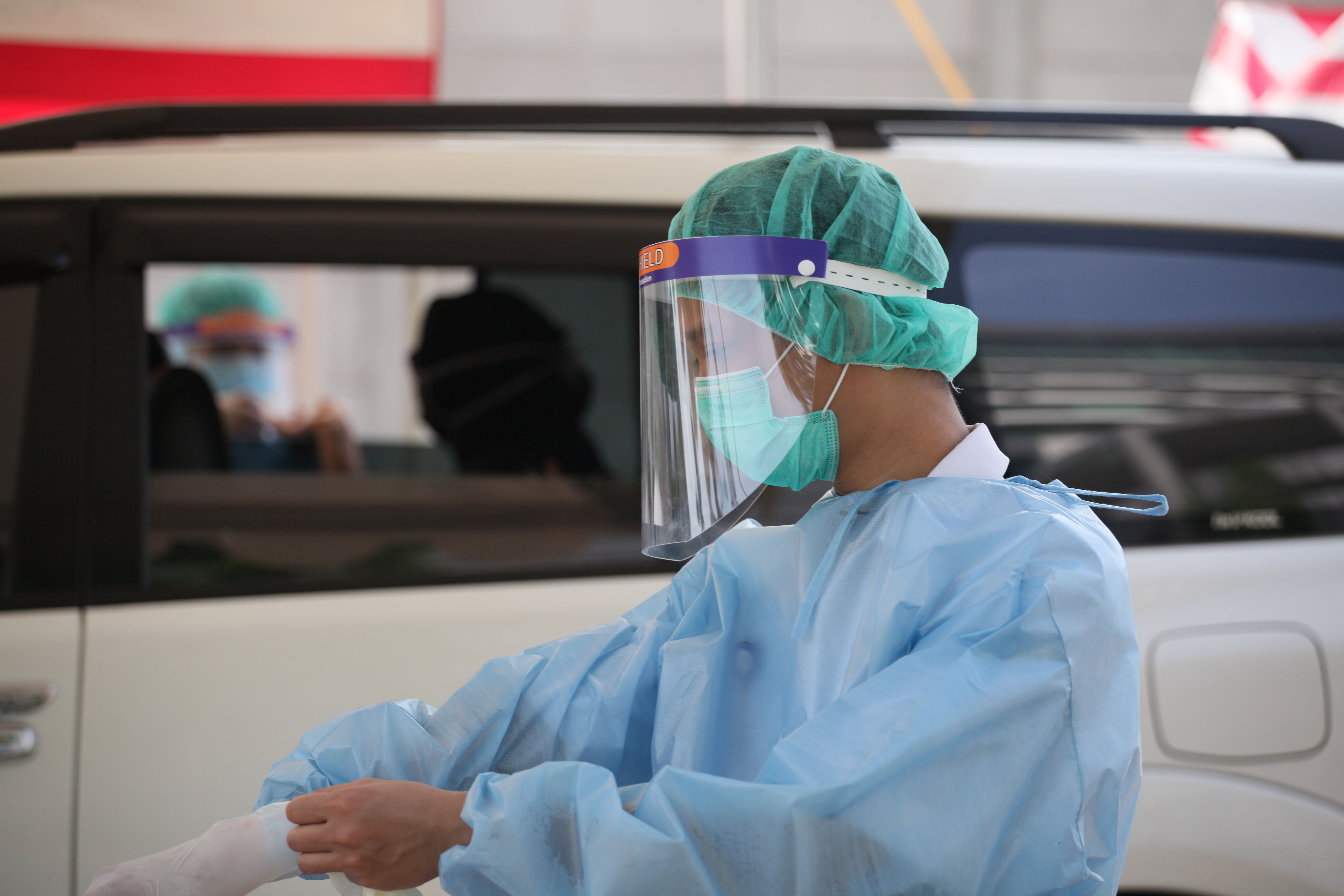  Tenaga medis dari Siloam Hospitals melakukan rapid test covid-19 di Jalan Puri Abadi, Kembangan Jakarta (18/4)