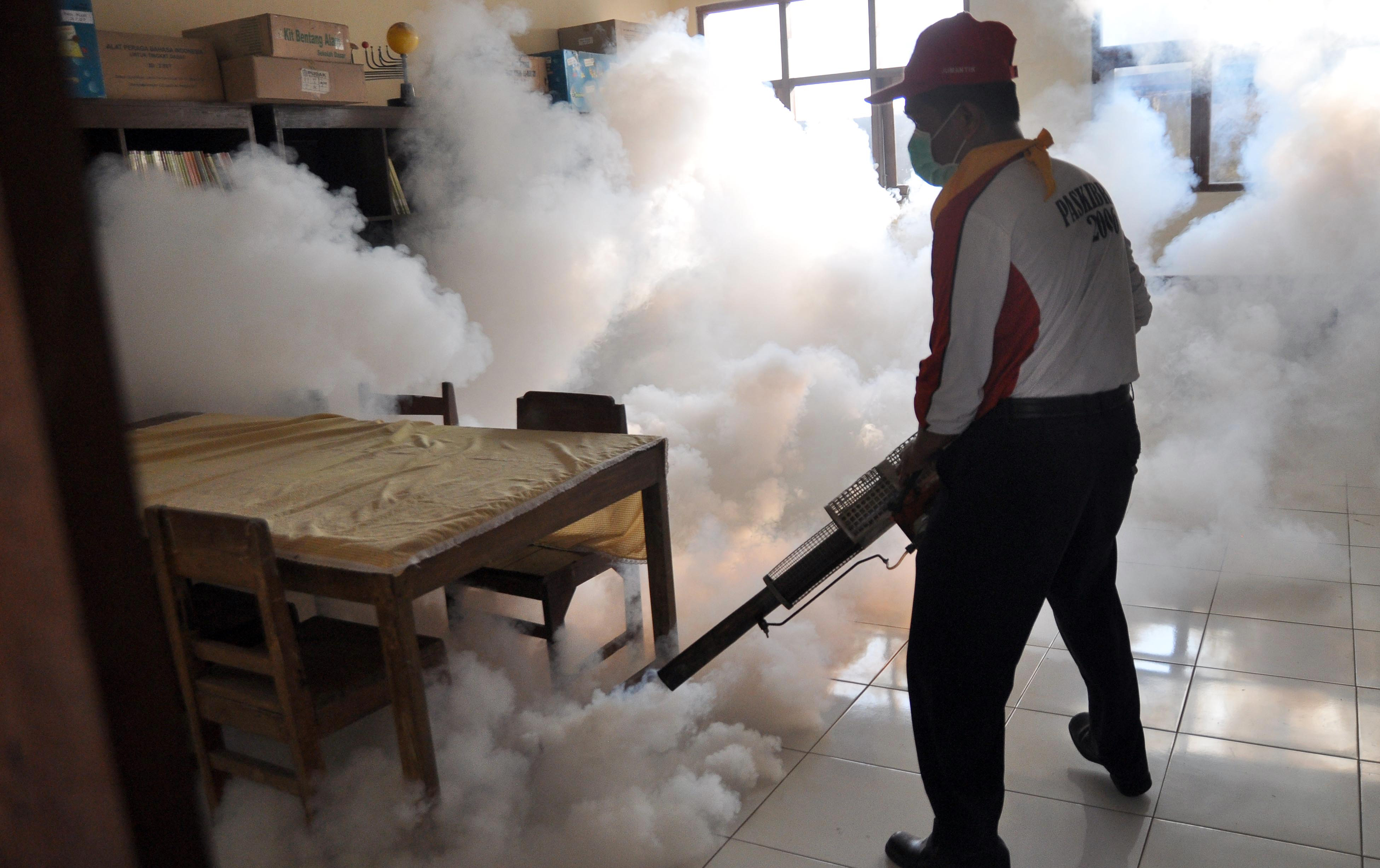  Petugas dinas kesehatan melakukan pengasapan di permukiman warga Desa Demangan, Ngadirejo, Temanggung, Jateng (foto ilustrasi)