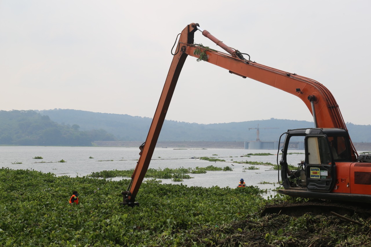  Satu unit excavator membantu bersihkan eceng gondok di Waduk Jatiluhur, Selasa (14/4)