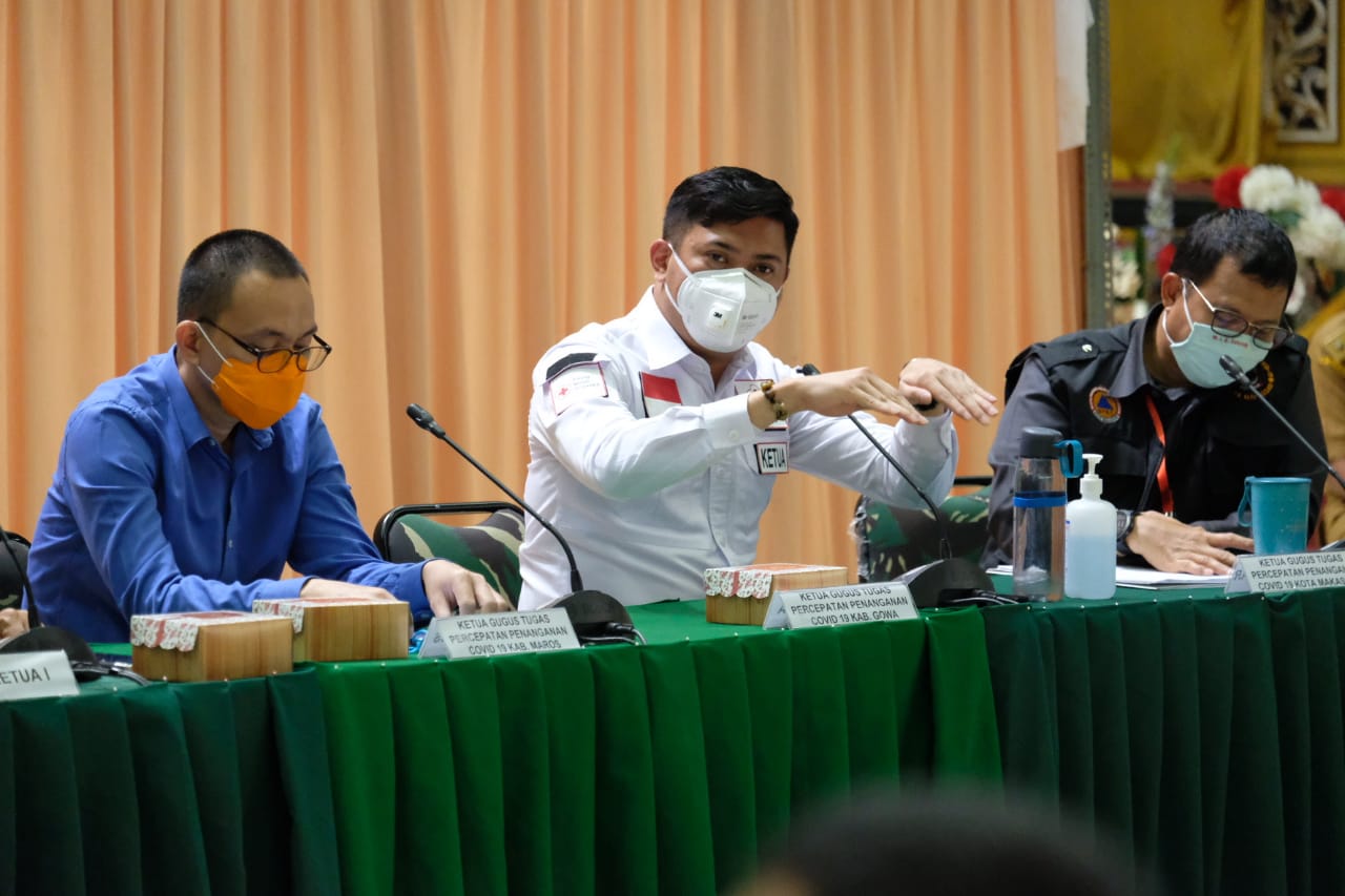 Bupati Gowa Adnan Purichta Ichsan (tengah) memberikan penjelasan dalam rapat dengan para jajaran terkait penanganaio Covid-19.