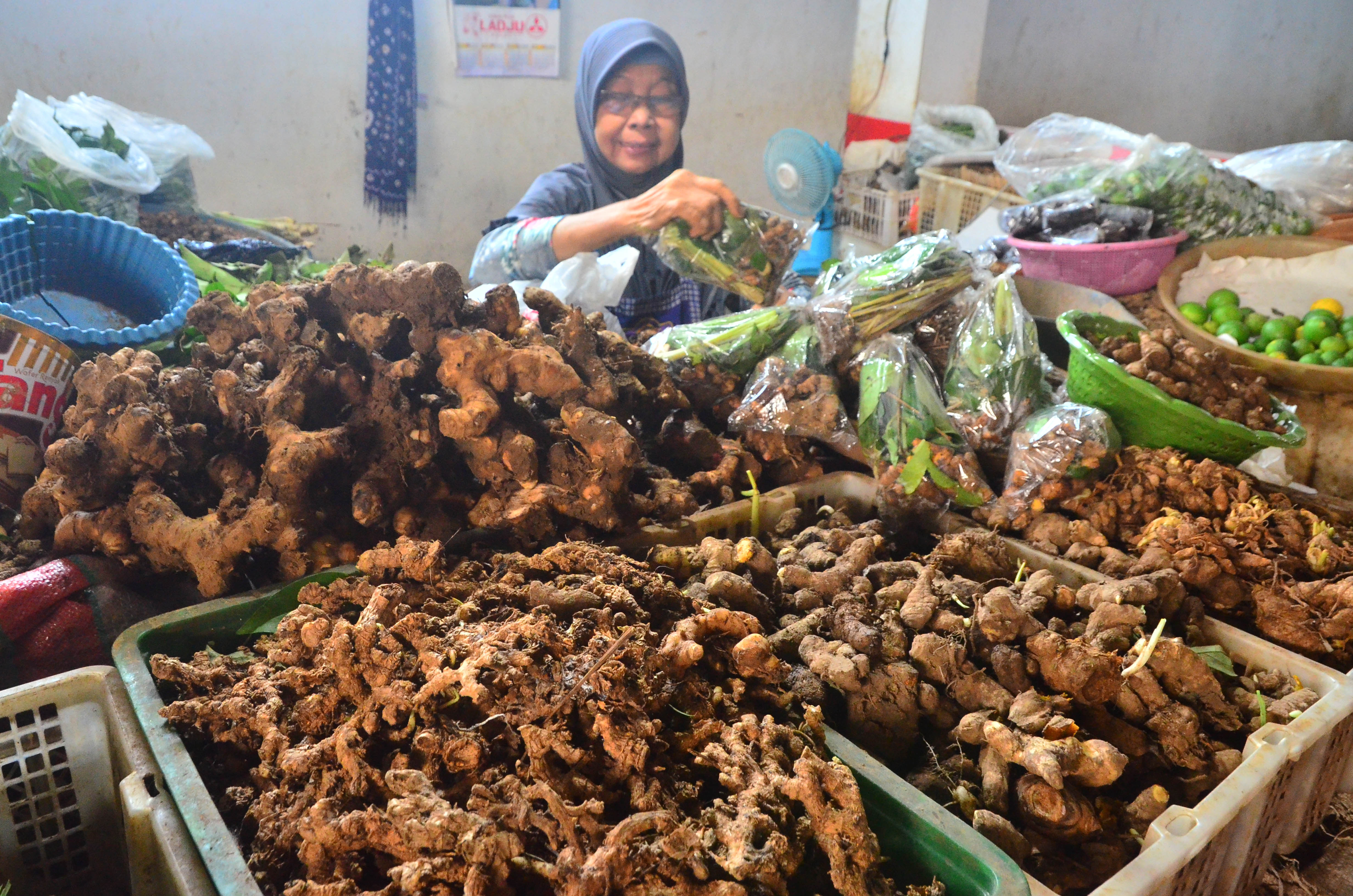 Pedagang rempah-rempah di Pasar Kliwon, Jawa Tengah, meraup untung di tengah pandemi covid-19.