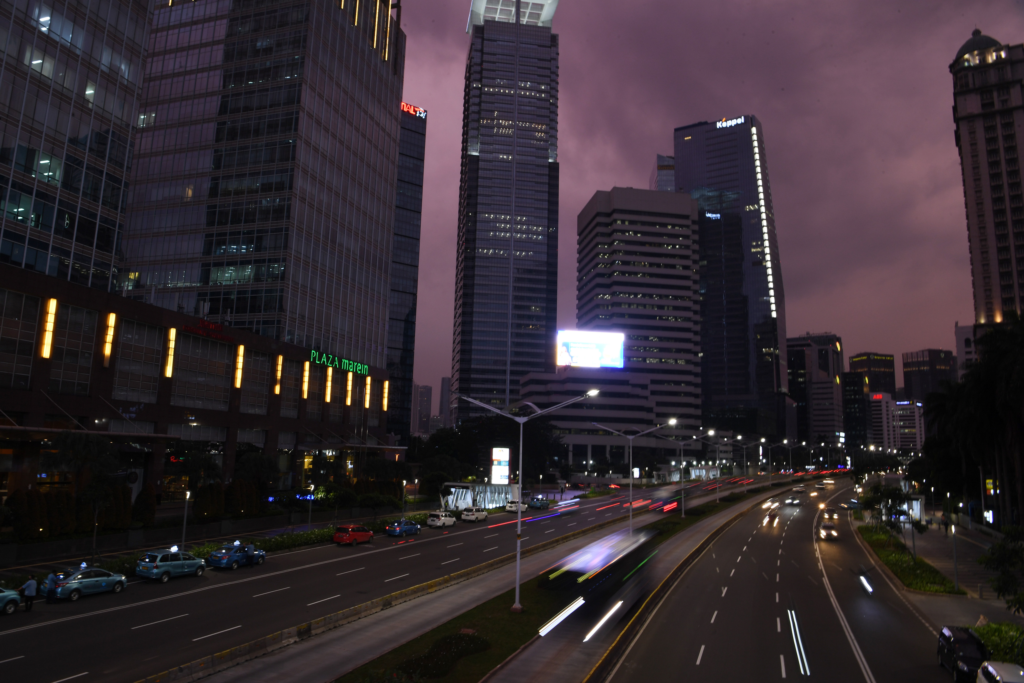 Suasana lalu lintas di Jalan Sudirman, Jakarta selama PSBB. Pemda DKI Jakarta paling banyak mengalokasikan anggarannya Rp10,64 triliun.