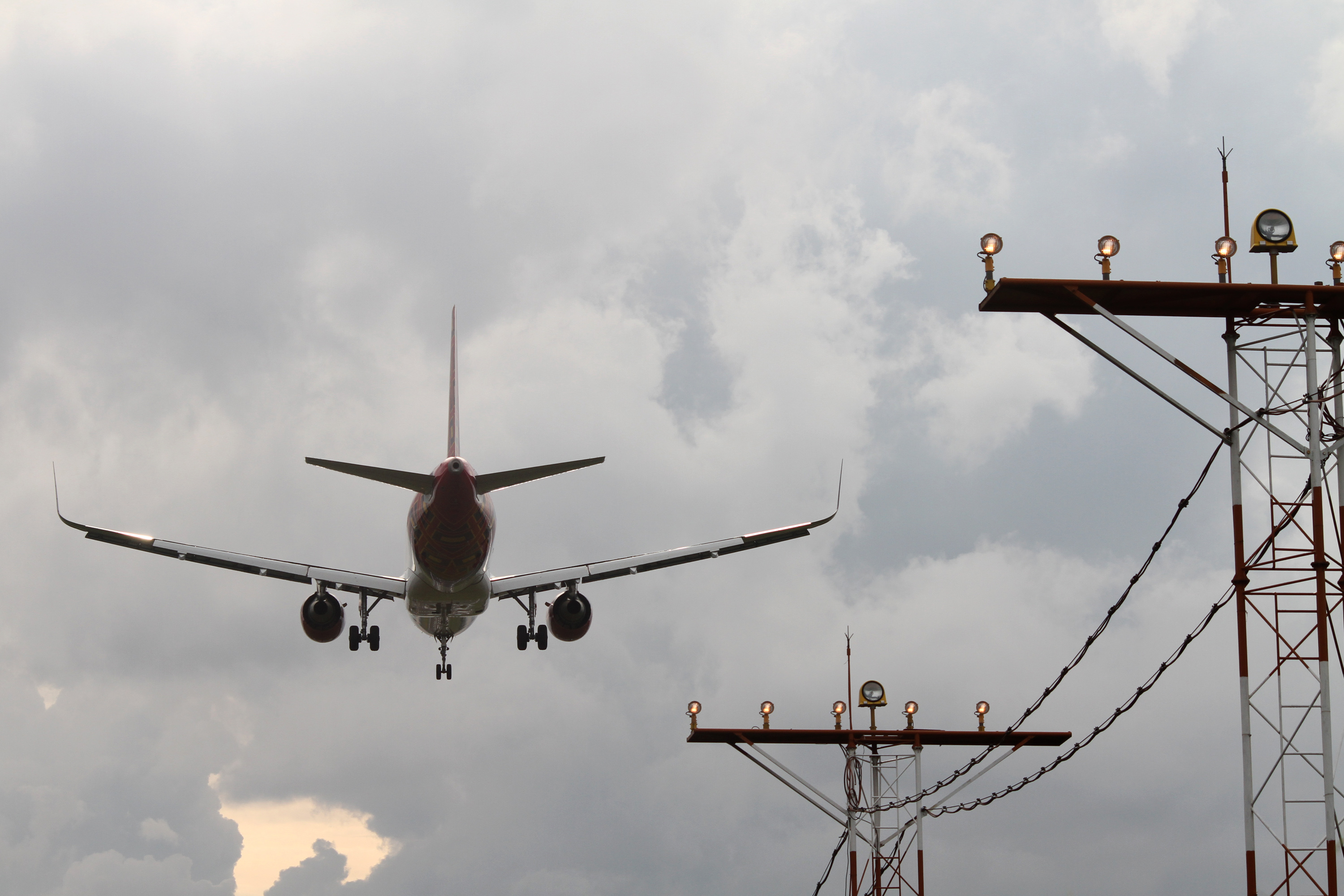  Pesawat bersiap mendarat di Bandara Halim Perdana Kusuma saat melintasi Jatiwaringin, Bekasi, Jawa Barat, Kamis (5/1).