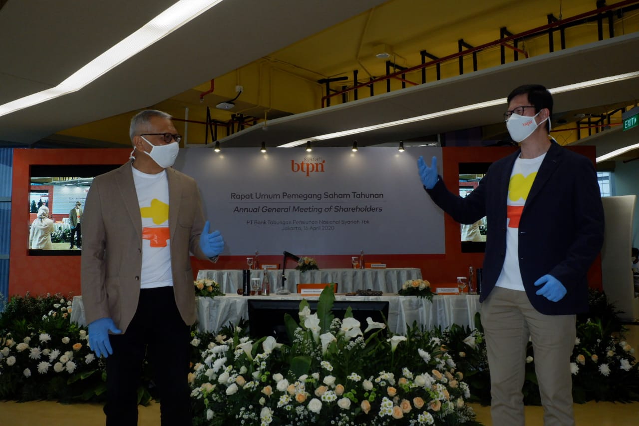 Komisaris Utama/Independen BTPN Syariah Kemal Aziz Stamboel (kiri) berbincang dengan Hadi Wibowo, Direktur Utama BTPN Syariah yang baru.