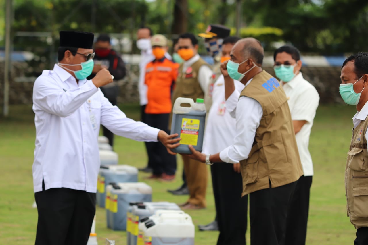 Gubernur Kalimantan Selatan Sahbirin Noor membagikan disinfektan kepada 13 kabupaten/kota, Rabu (8/4/2020).
