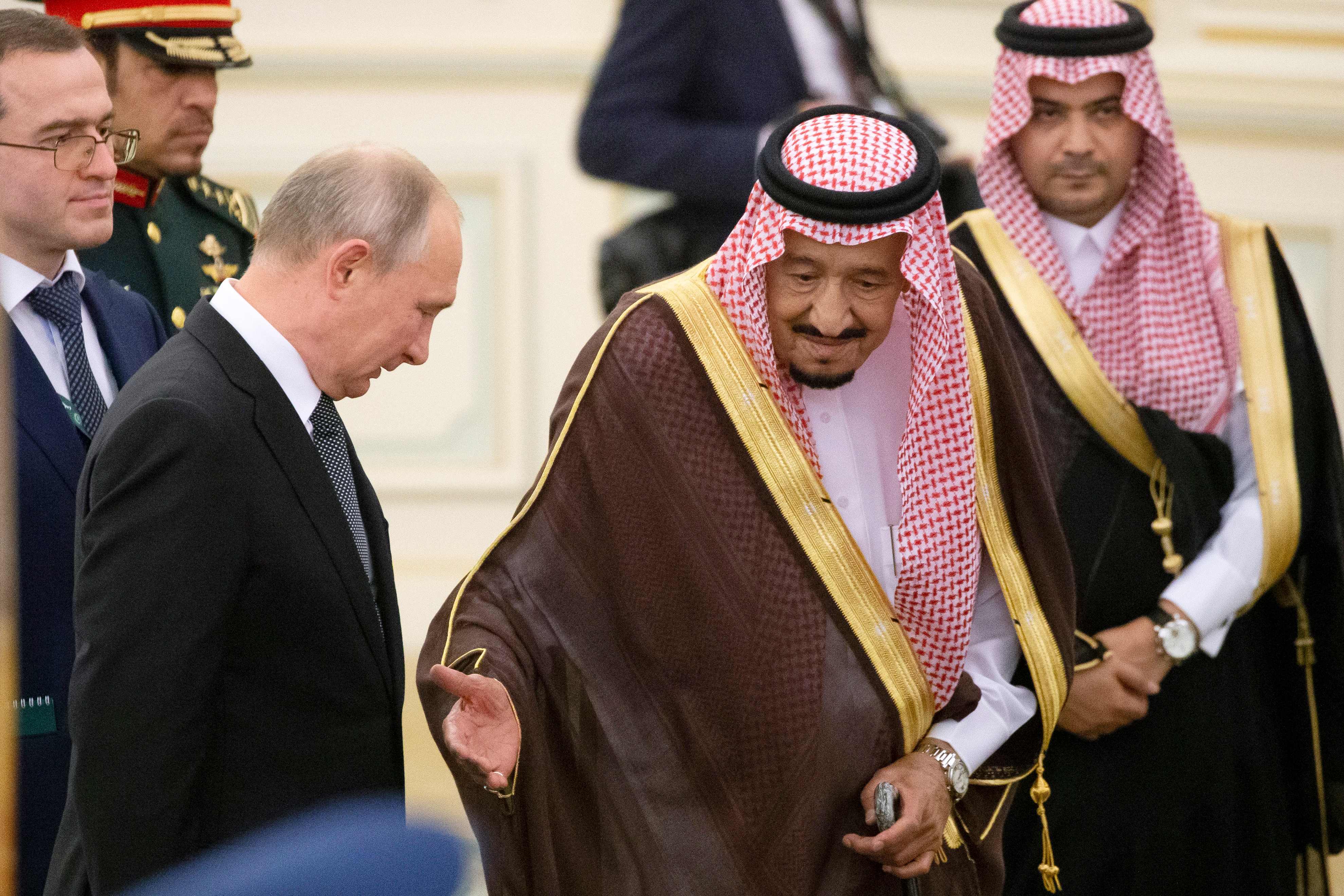Raja Salman menyambut Presiden Rusia, Vladimir Putin, yang menghadiri pertemuan di Riyadh, Arab Saudi.