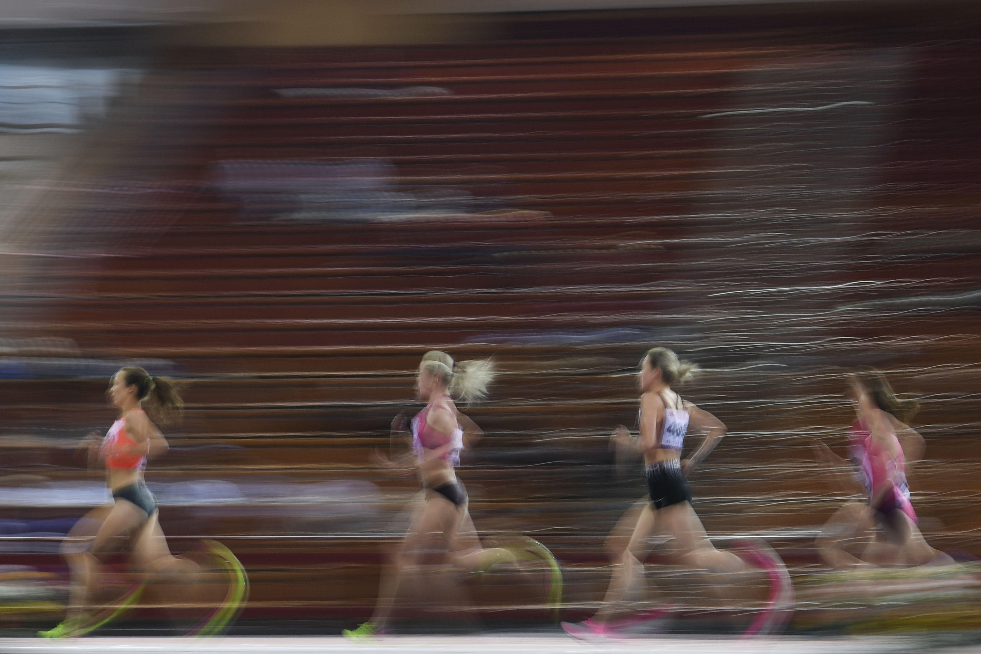 Para pelari bertarung di nomor lari 500 meter putri dalam Kejuaraan Atletik Indoor di Moskow, Rusia.