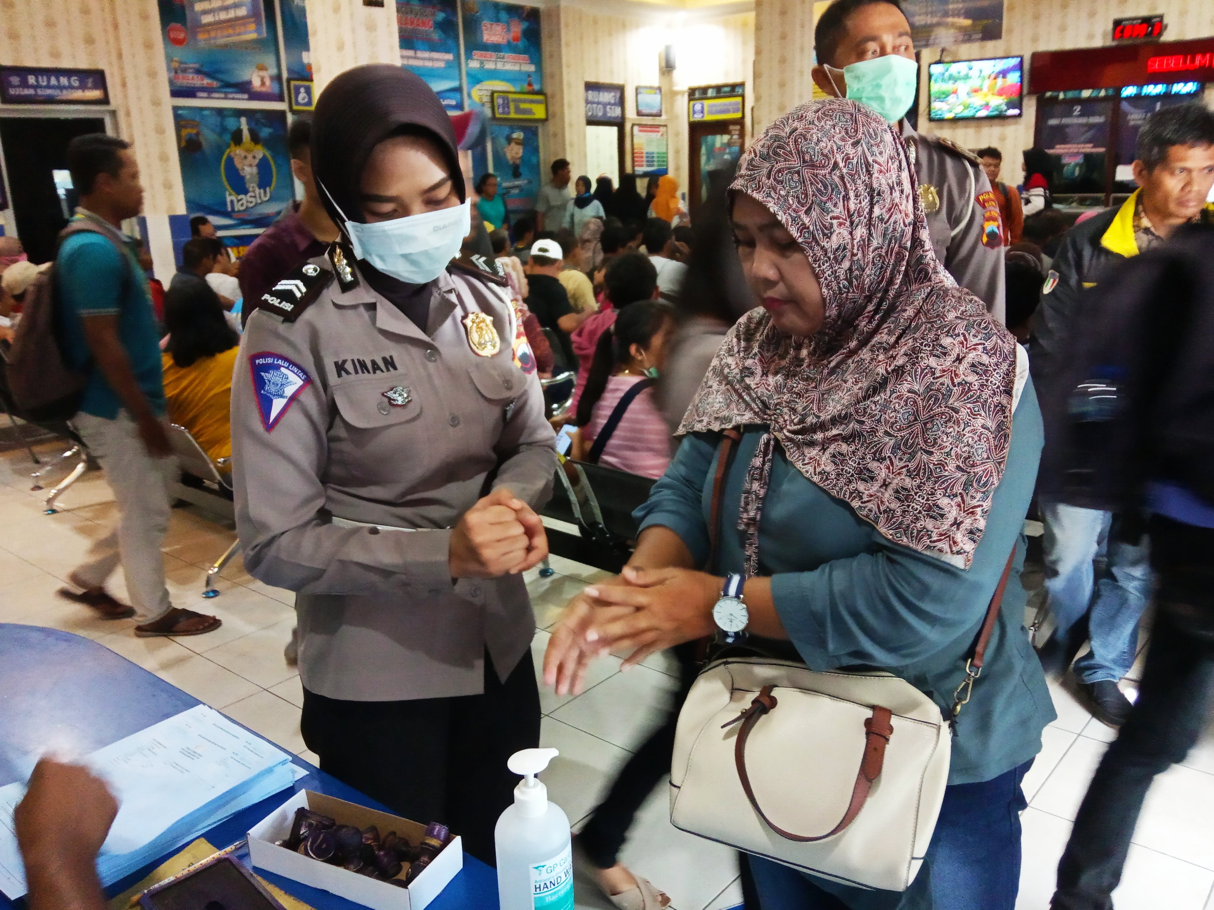 Pencari SIM mencuci tangan pakai hand sanitizer di Satpas Polres Klaten, Selasa (14/4).