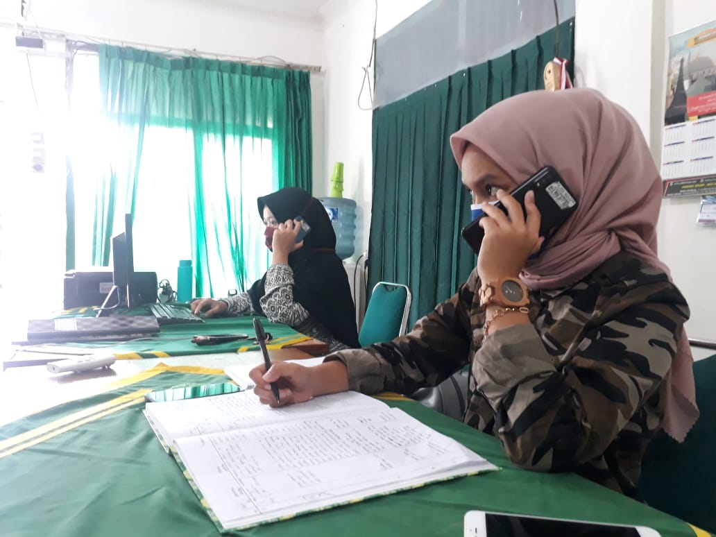 Para Relawan Call Center Covid-19 Kabupaten Karawang Tengah Melayani Aduan dari Masyarakat
