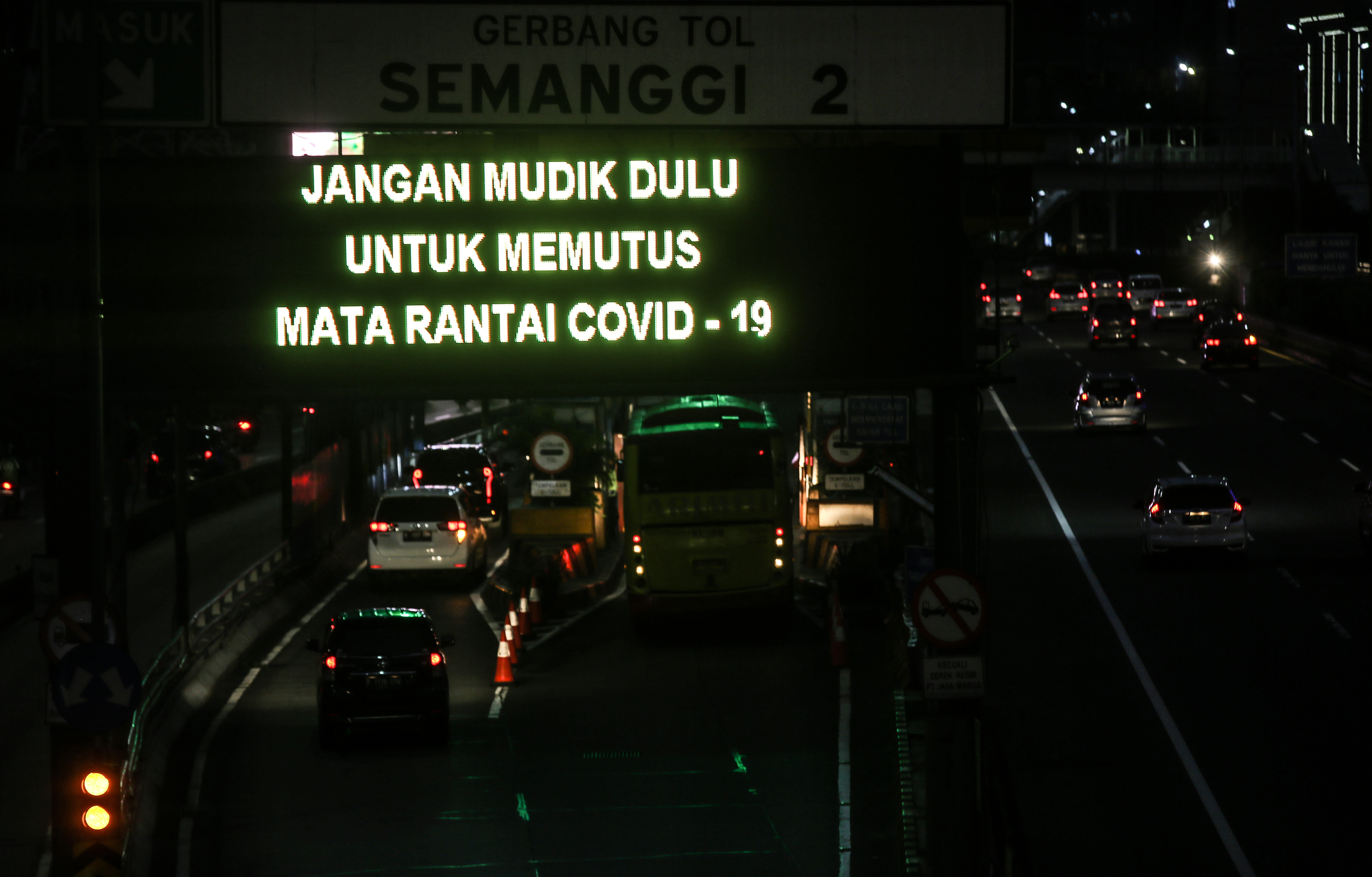 Pengumuman untuk tidak mudik dalam upaya memutus rantai penyebaran civid-19 terpasang di pintu masuk tol kawasan Semanggi, Jakarta