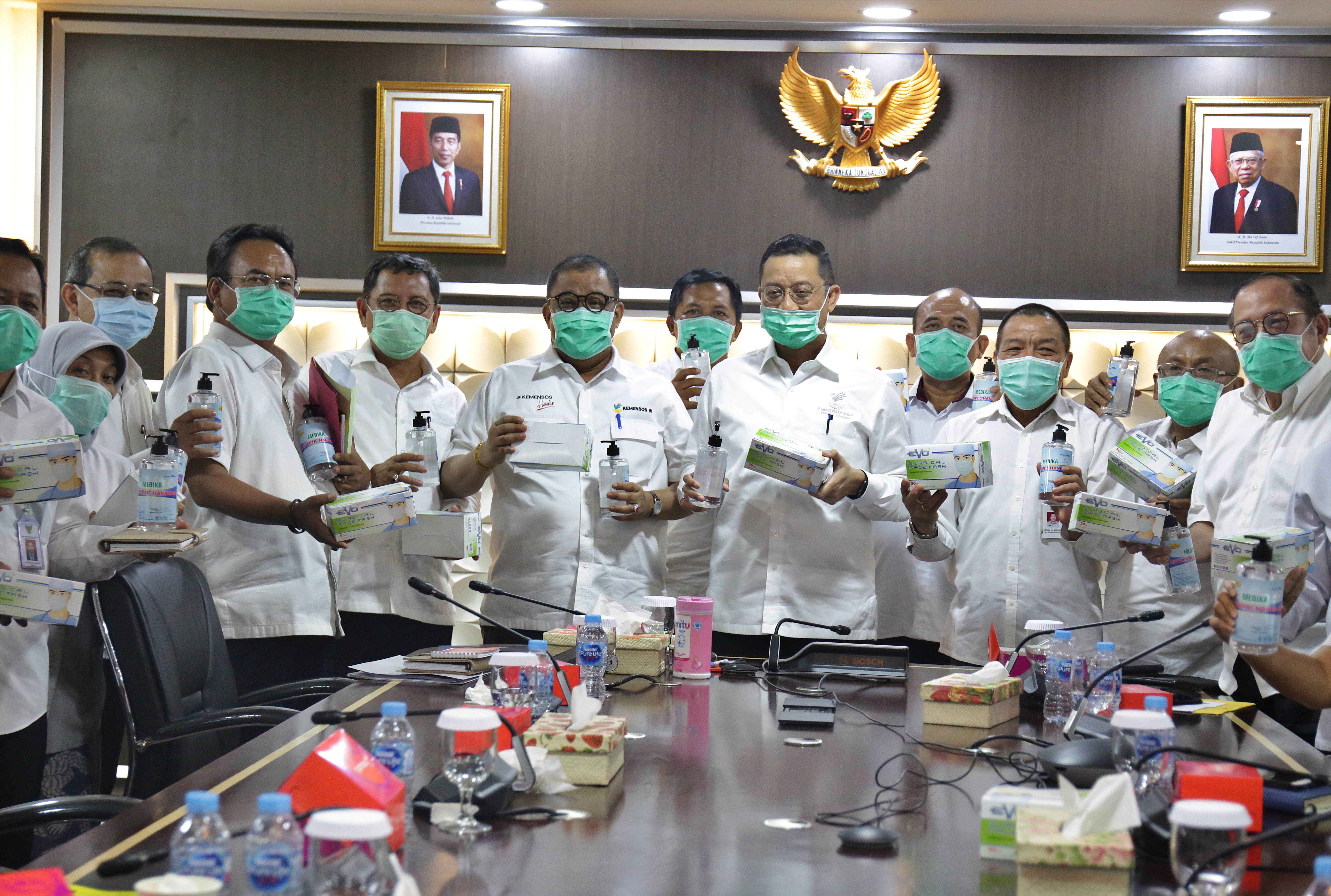 Menteri Sosial Juliari P Batubara (tengah) bersama Sekjen Kemensos Hartono Laras (ketujuh kanan)  saat sosialisasi pencegahan covid-19 di Ka