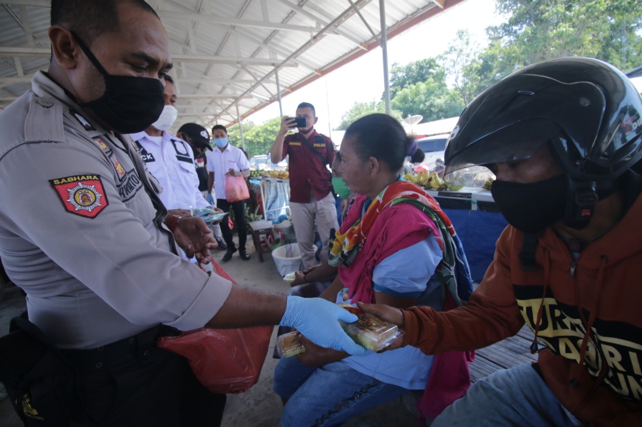 Polisi membagikan masker di nagekeo, NTT