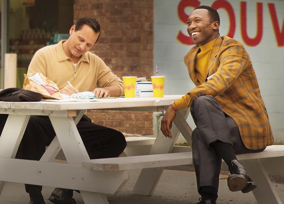 Salah satu cuplikan adegan Green Book yang berkisah tentang pianis Don Shirley (kanan) dengan supirnya Tony Vallelonga.