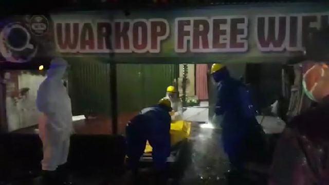 Pengunjung warkop di Sidoarjo mati mendadak Rabu (29/4) malam, dan ditangani dengan proses covid-19