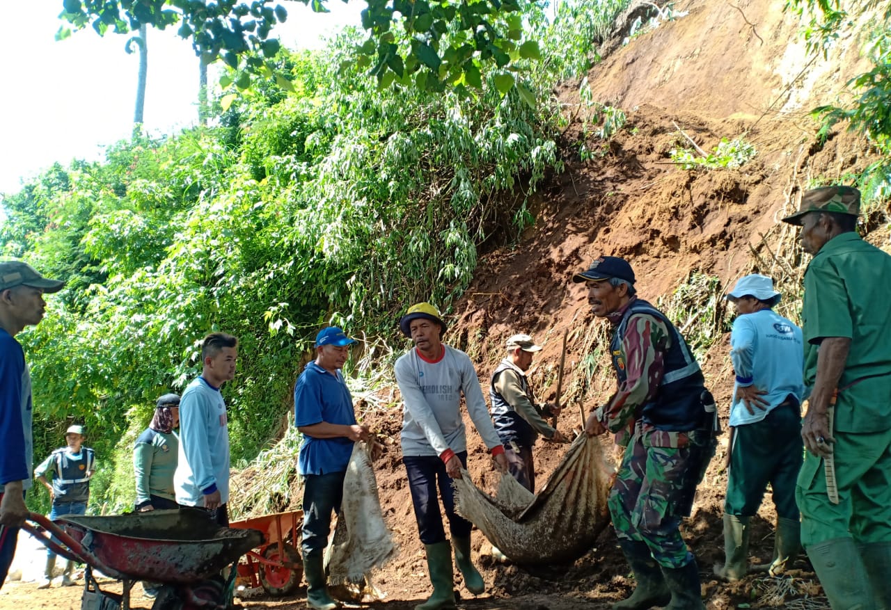Warga membersihkan material longsor di Jalan Sukaraja, Desa Langensari, Kec Lembang, Kabupaten Bandung Barat, Rabu (1/4/2020)