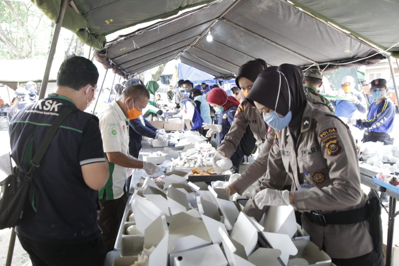 Pemerintah Provinsi Sumatra Selatan membangun dapur umum melibatkan gugus tugas covid-19. Di antaranya adalah kepolisian, TNI, dan BPBD.