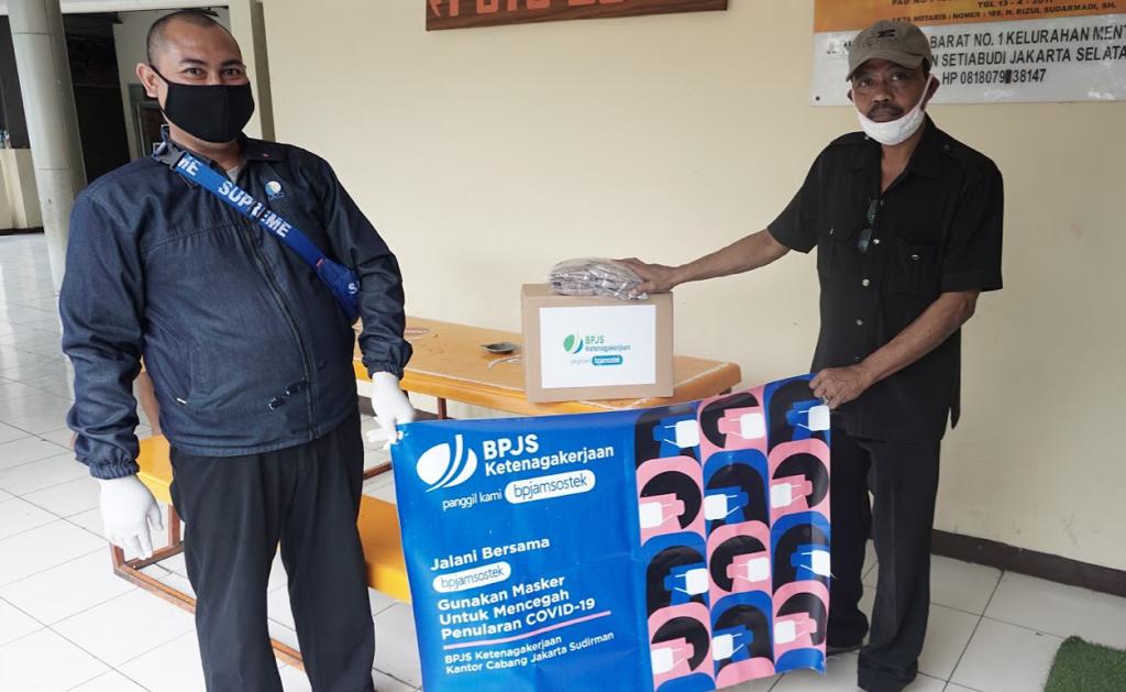  BPJAMSOSTEK Cabang Jakarta Sudirman, membagikan masker kain gratis di wilayah Jakarta Selatan, Senin (13/4). 