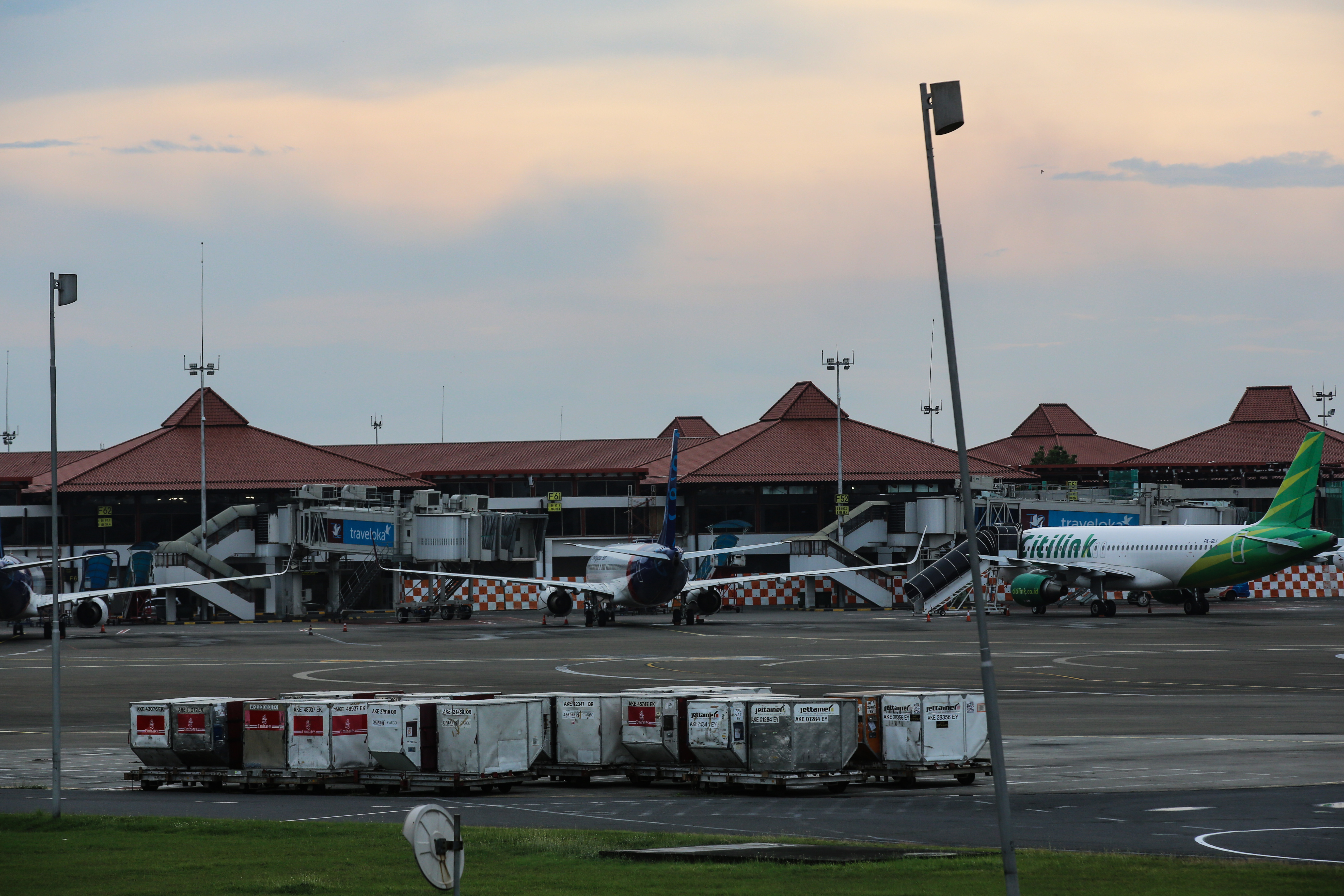 Pesawat parkir di Bandara Soekarno Hatta, Tangerang, Banten, Jumat (24/4).