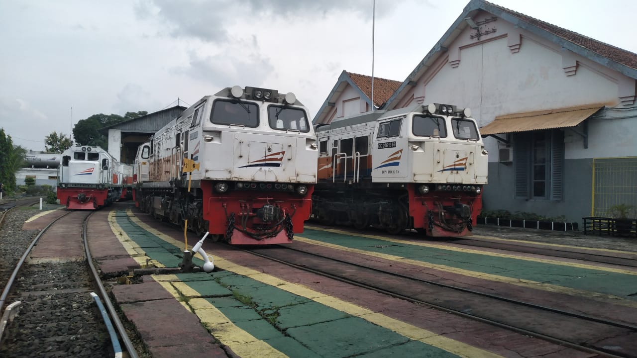 Setelah PT KAI membatalkan perjalanan kereta api jarak jauh, rangkaian kereta api pun stabling atau parkir.