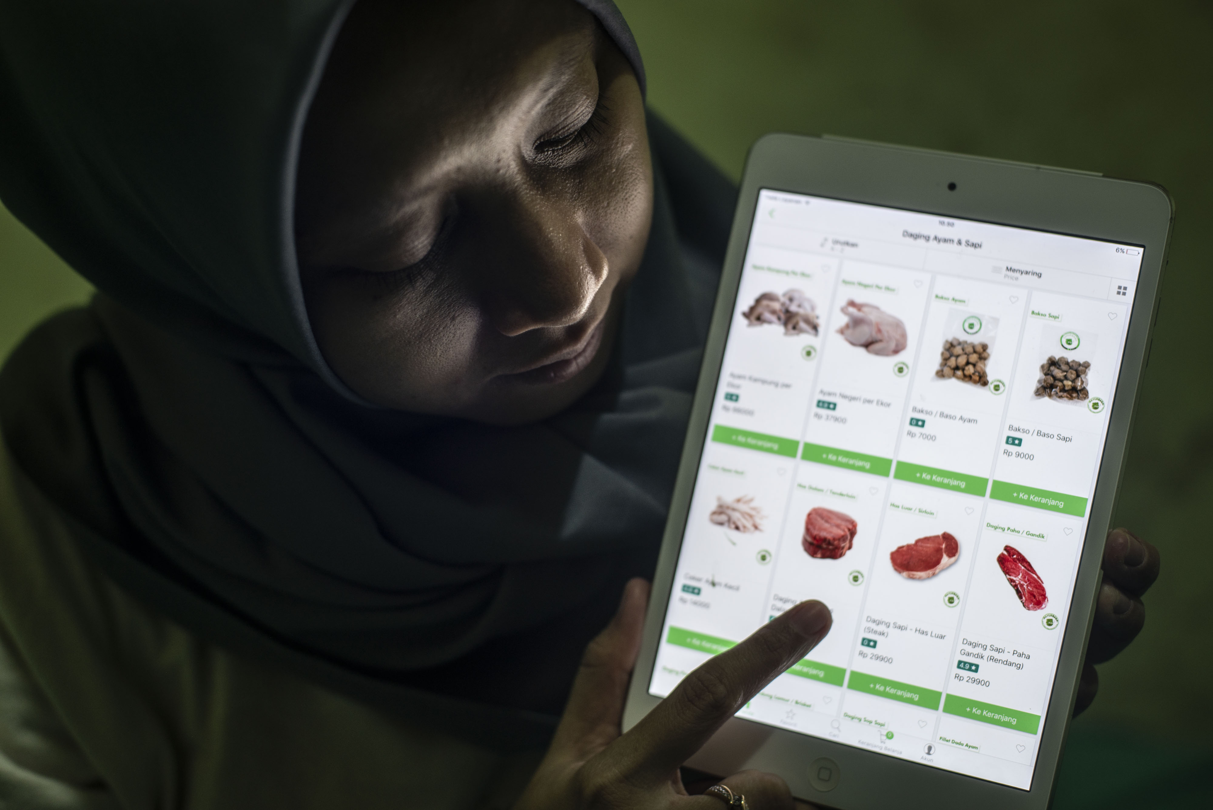 Warga memilih daging yang dijual secara daring di Jakarta, Kamis (26/3/2020).