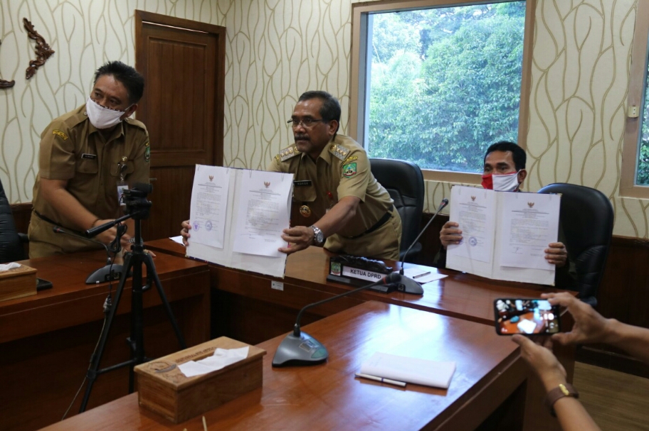 Bupati Blora, Djoko Nugroho (tengah) menunjukkan laporan keuangan yang mendapatkan Opini WTP dari BPK, Selasa (28/4/2020).