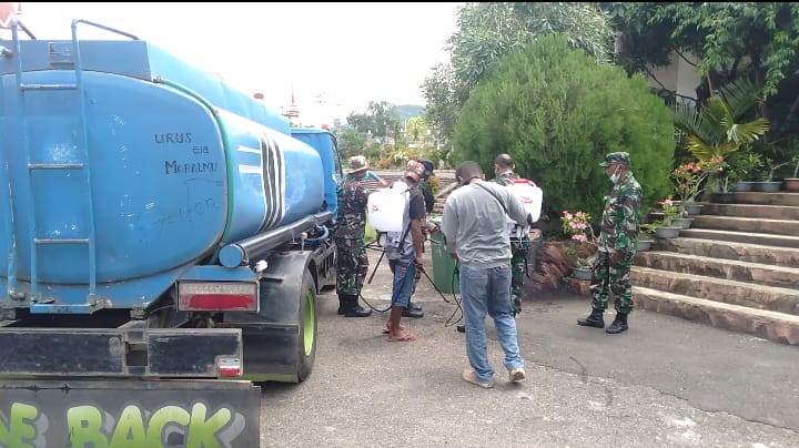 Kodim 1624 Flotim gandeng swasta melakukan penyemprotan disinfektan di tempat -tempat publik, Jumat (3/4/2020).